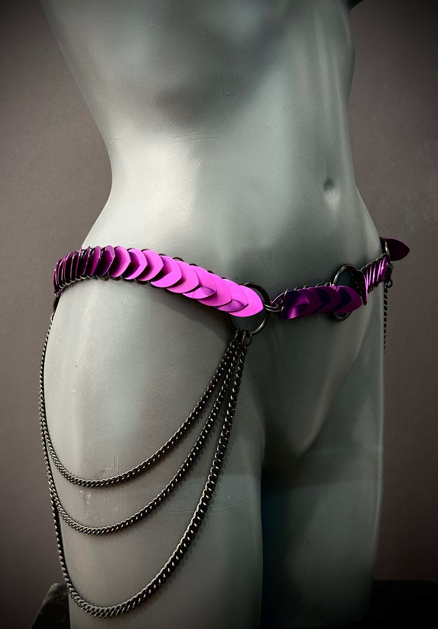 Aphrodite desire Gürtel in Electric Violet mit Ketten und stylischem Glanz, sinnlich und extravagant