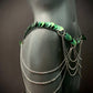 Aphrodite Desire Gürtel grün mit silbernen Ketten, moderne Accessoire-Mode, verführerisch elegant