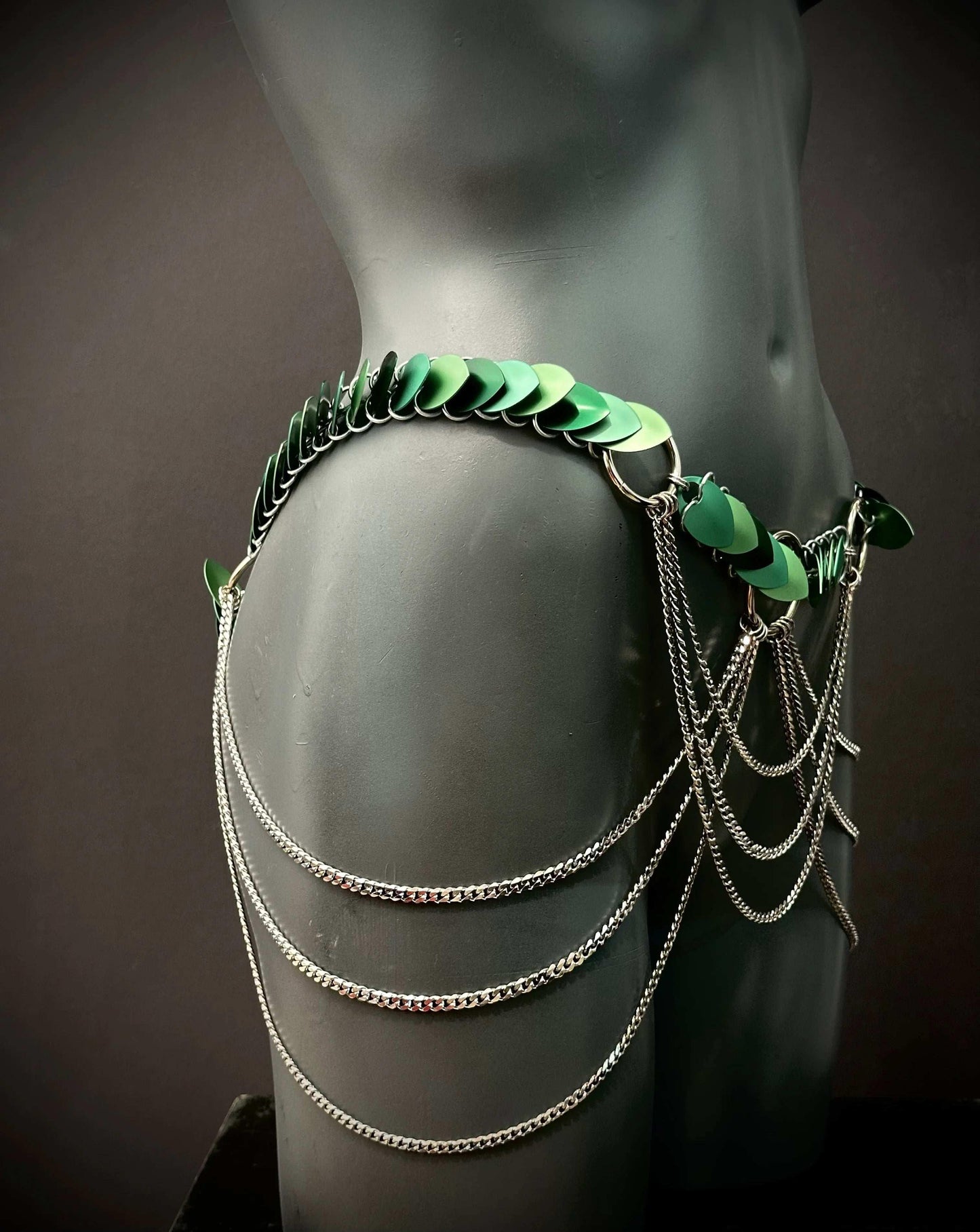 Aphrodite Desire Gürtel grün mit silbernen Ketten, moderne Accessoire-Mode, verführerisch elegant