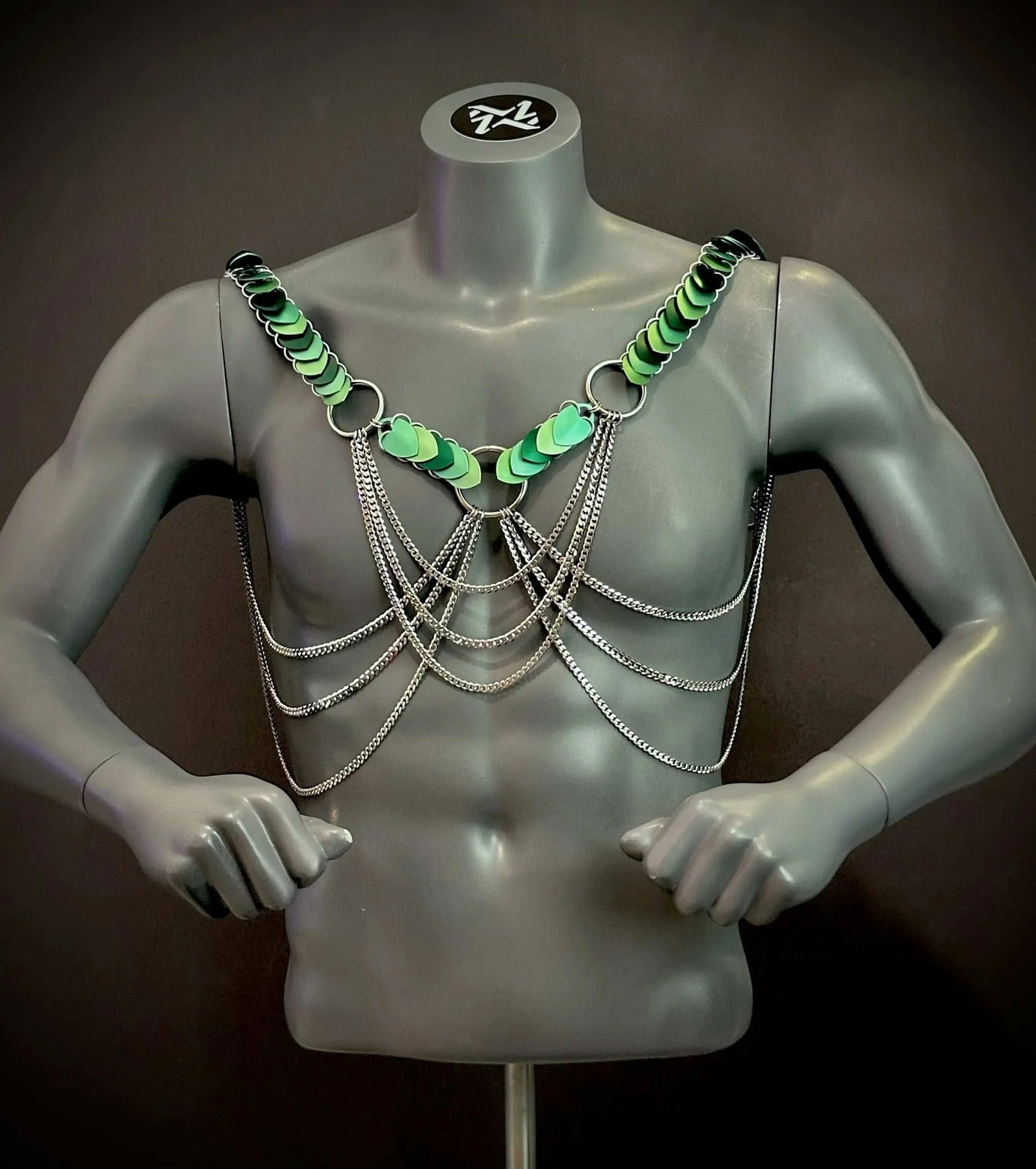 Körperkette mit grünen Schuppen und silbernen Ketten, moderner Stil, ausdrucksstark und kraftvoll
