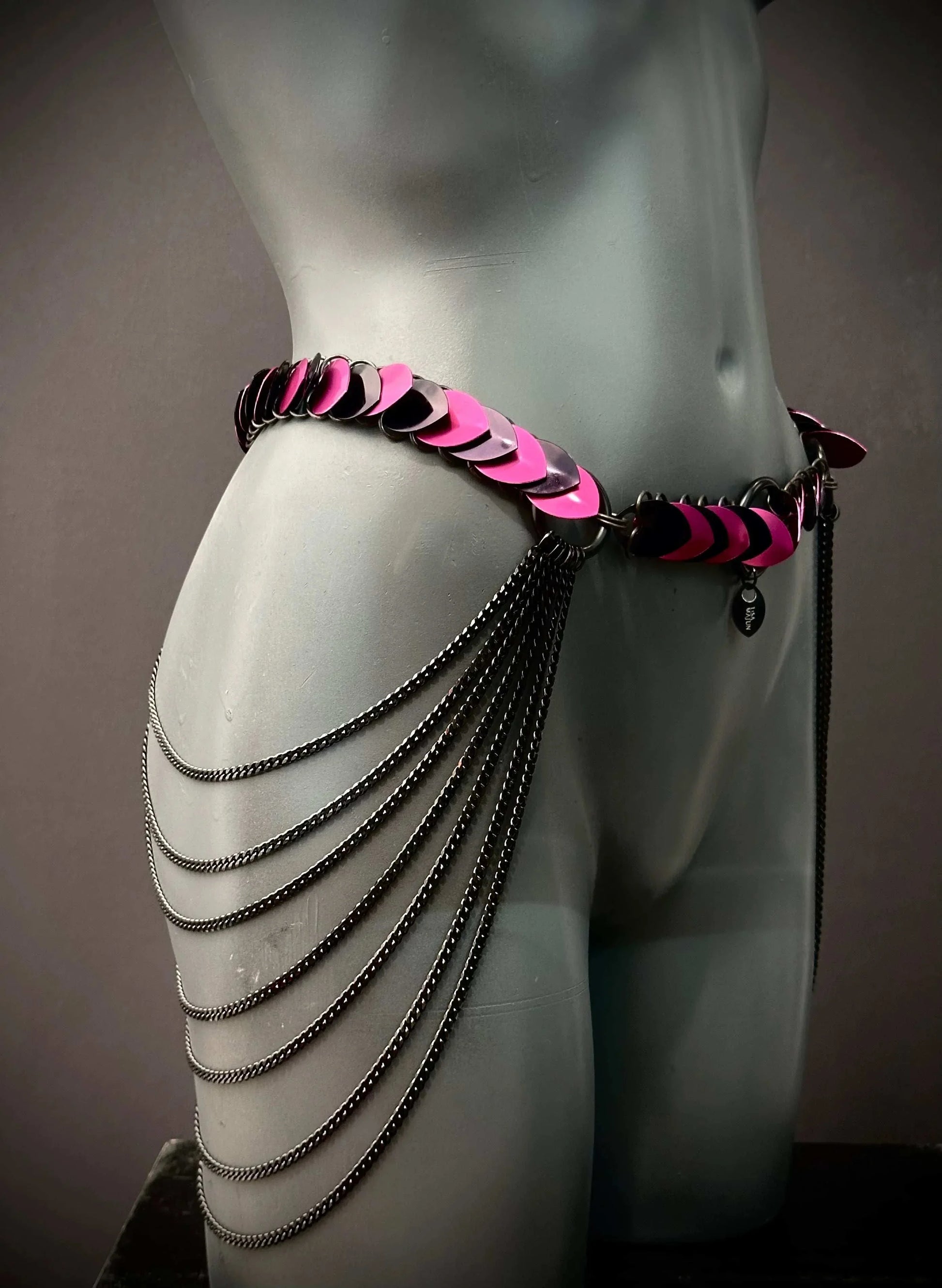 Gürtel Aphrodite Desire Edition in Schwarz und Pink mit Ketten, sinnlich und modern