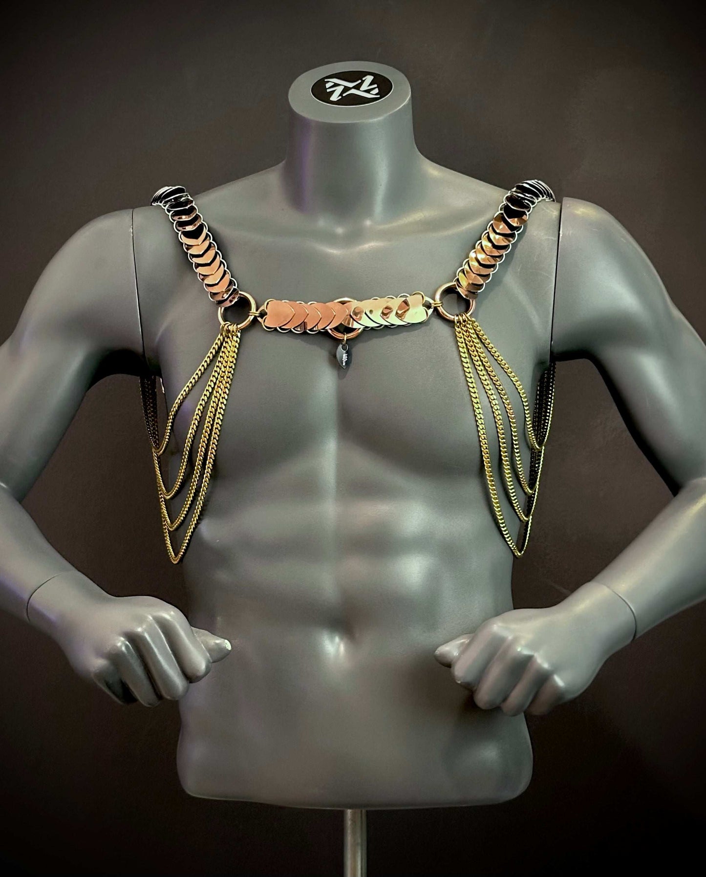 Bronze Männer Harness mit goldenen Ketten und glänzenden Ornamenten, kraftvoll und ästhetisch