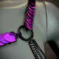 Aphrodite Desire Harness in Electric Violett mit Metallringen und schwarzen Ketten, verführerisch und kraftvoll