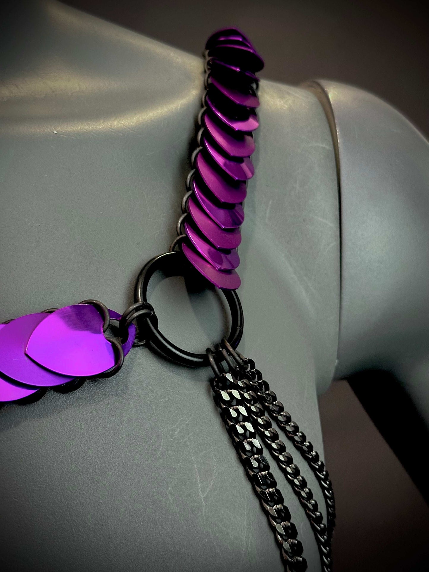 Aphrodite Desire Harness in Electric Violett mit Metallringen und schwarzen Ketten, verführerisch und kraftvoll