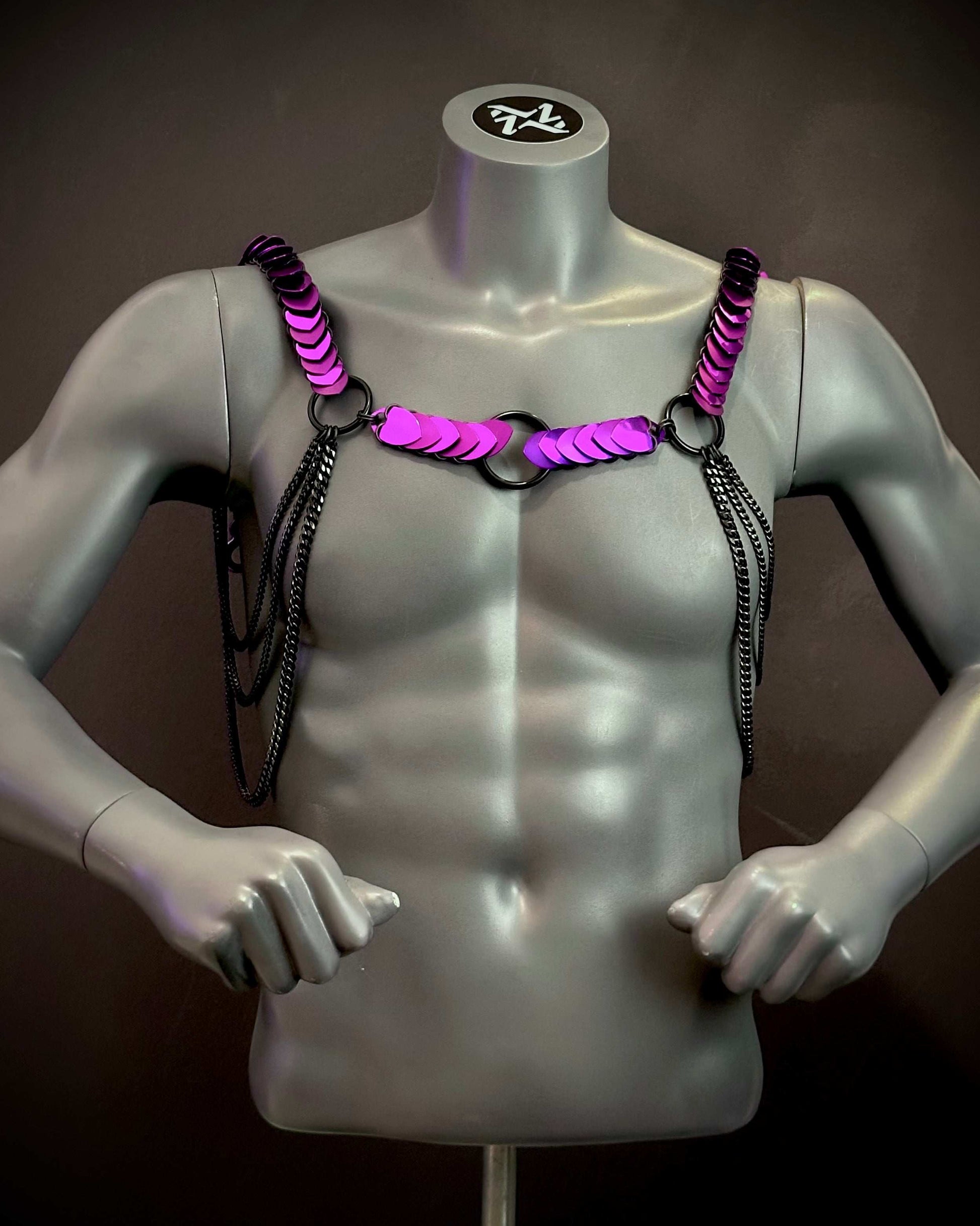 Aphrodite Desire Harness in electric violett mit Ketten und stylischem Design, kraftvoll und aufregend