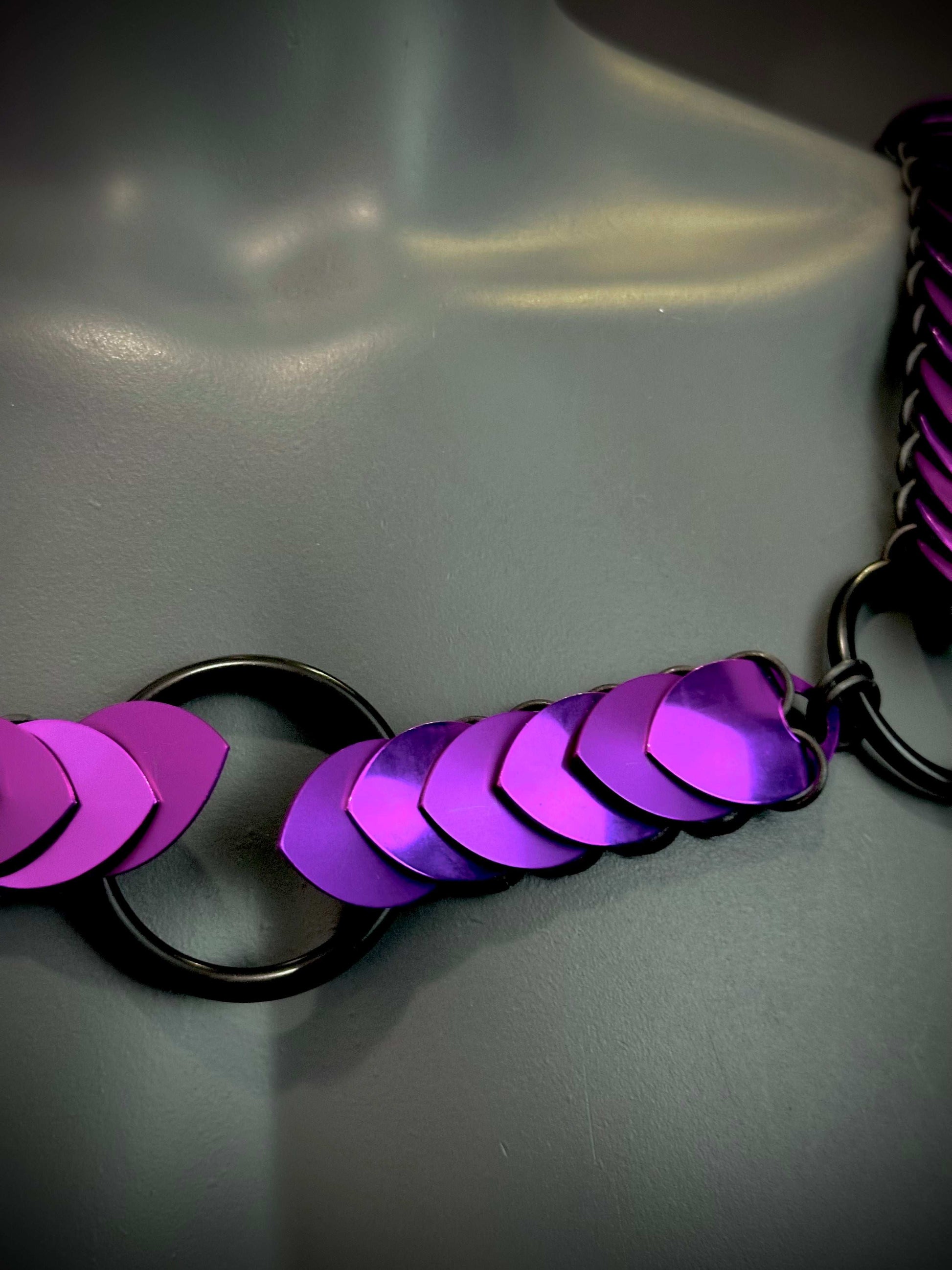 Desire Harness in Electric Violett, glänzend und zweifarbig, modernes Design, verführerisch und kraftvoll