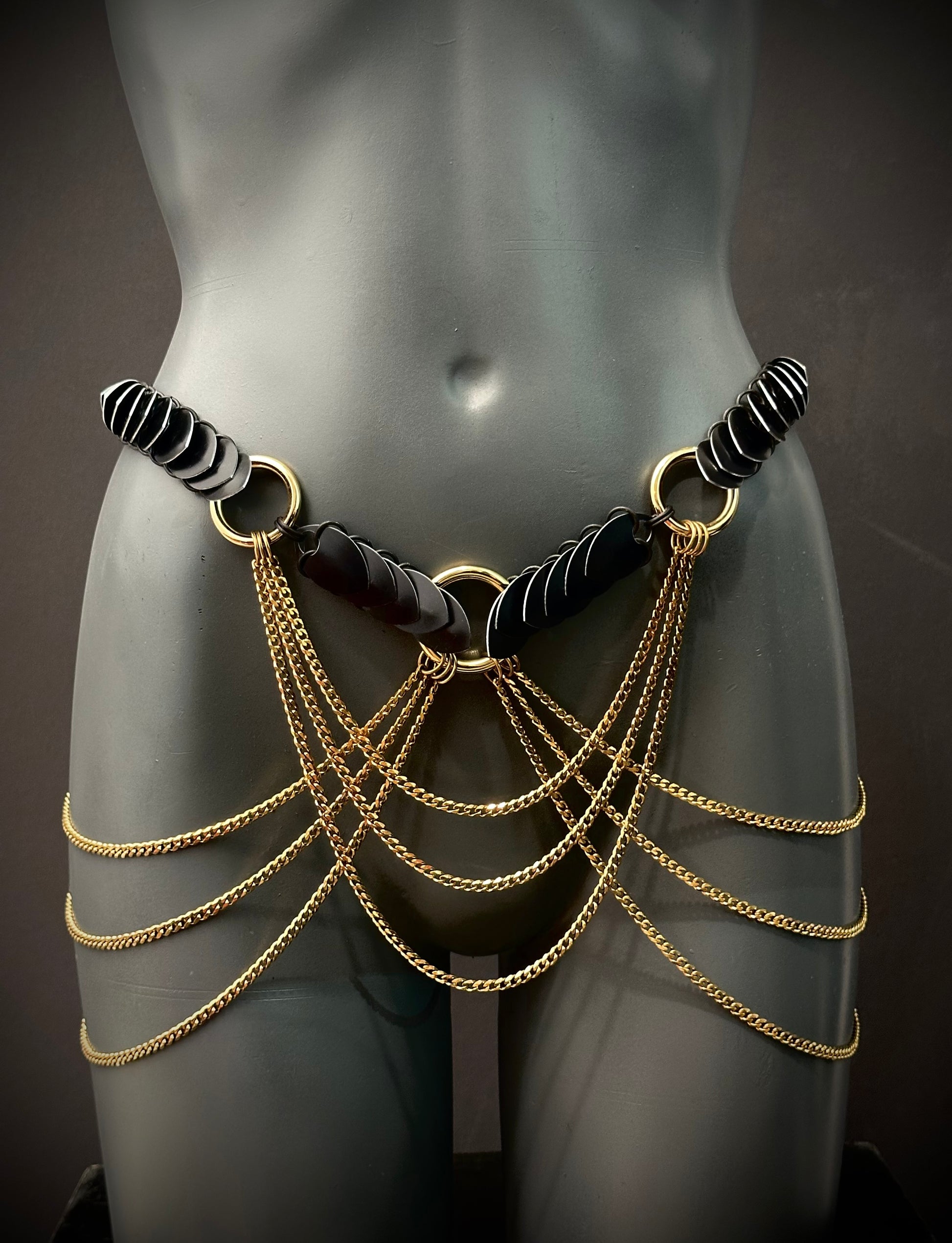 Aphrodite Desire Harness Gold Schwarz mit filigranen Ketten, verführerisch und elegant