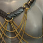 Aphrodite Desire Harness Gold-schwarz matt mit Ketten und Schuppen an Körper für selbstbewusste Ausstrahlung