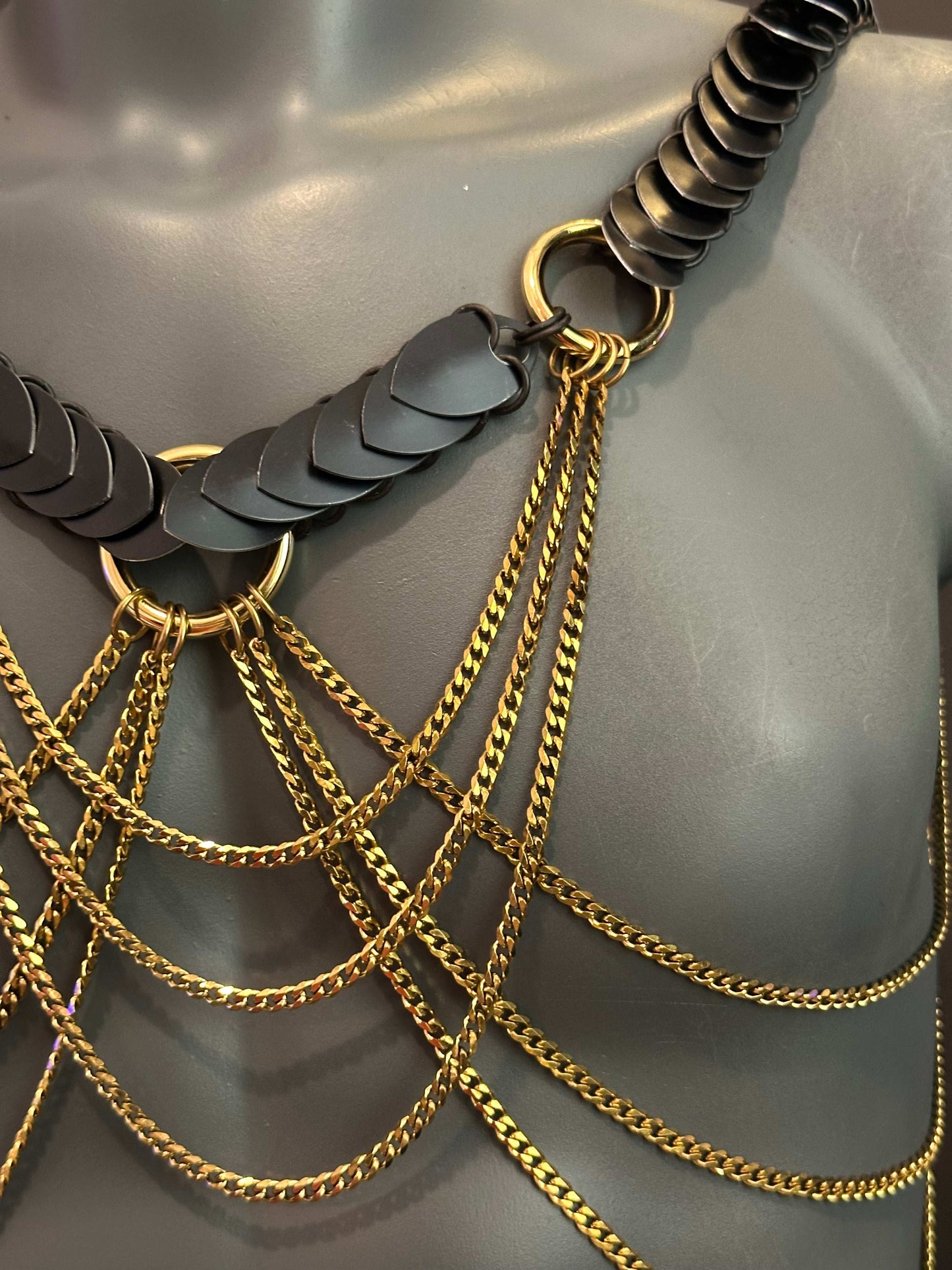 Aphrodite Desire Harness Gold-schwarz matt mit Ketten und Schuppen an Körper für selbstbewusste Ausstrahlung