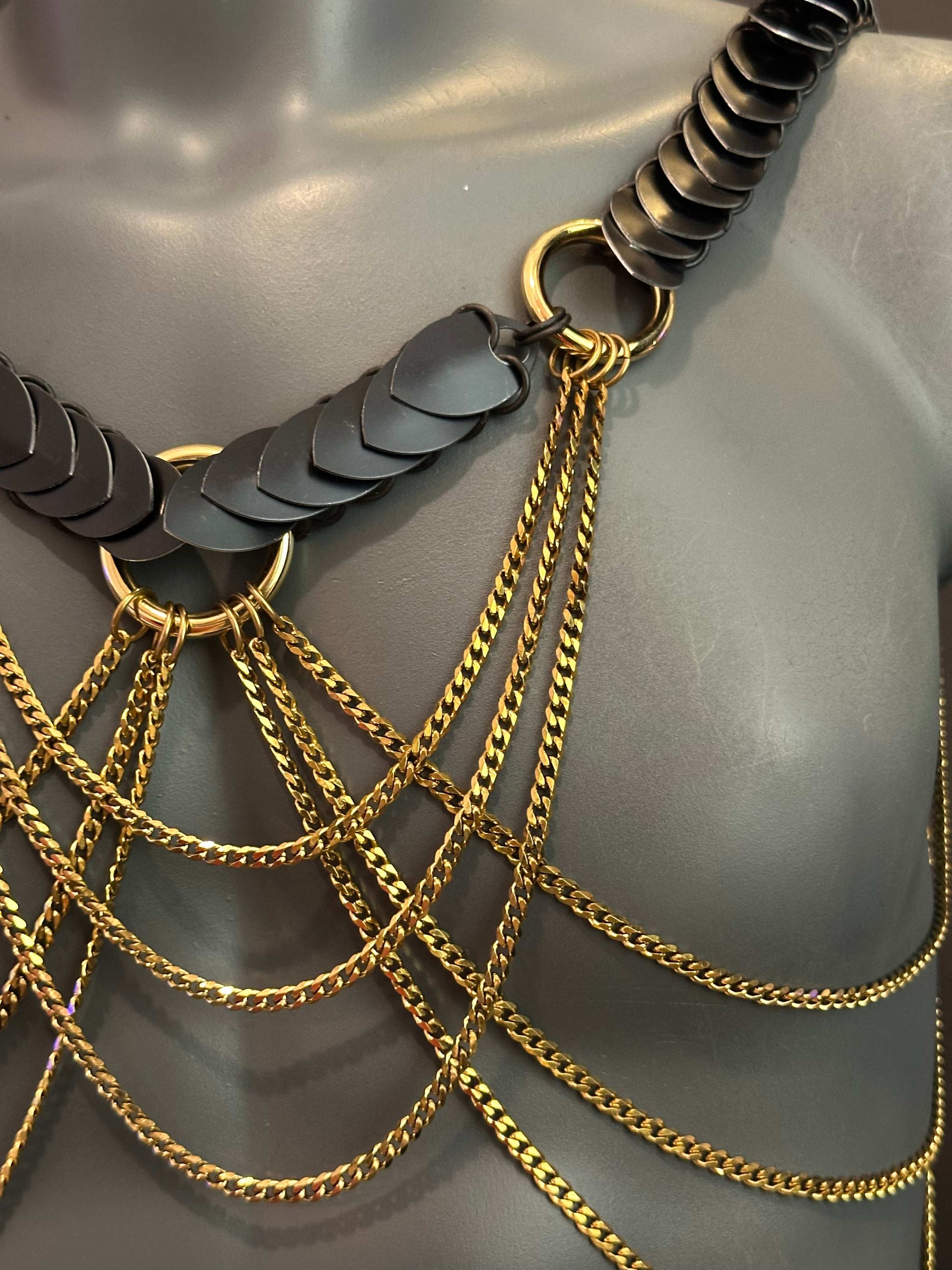 Aphrodite Desire Harness Gold-schwarz matt mit Ketten und Schuppen an Körper für selbstbewusste Ausstrahlung