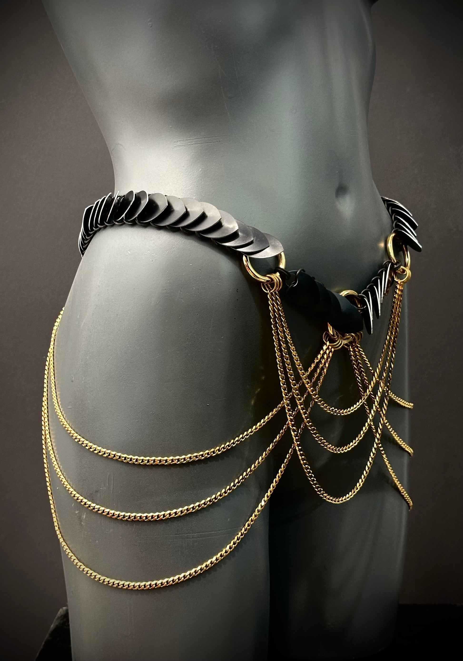 Aphrodite Desire Harness in Gold und Schwarz matt mit eleganten Ketten, sinnlich und verführerisch