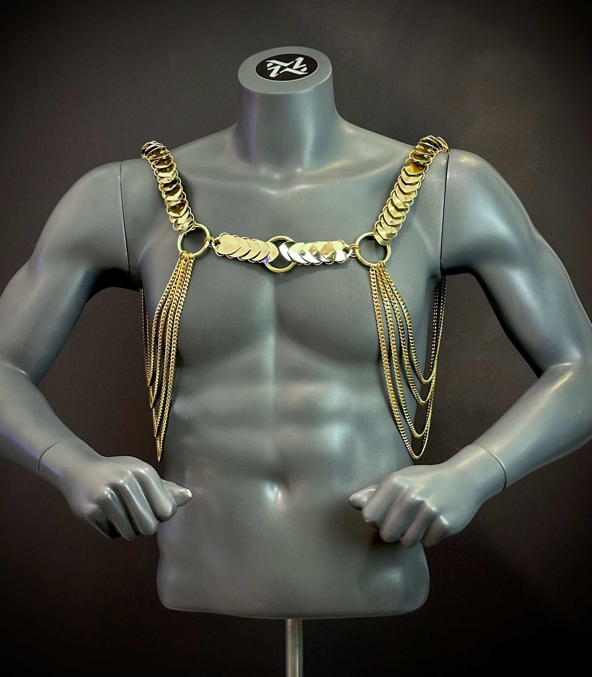 Sexy goldfarbene Harness mit glänzenden Ketten und Plättchen, verführerisch und auffällig