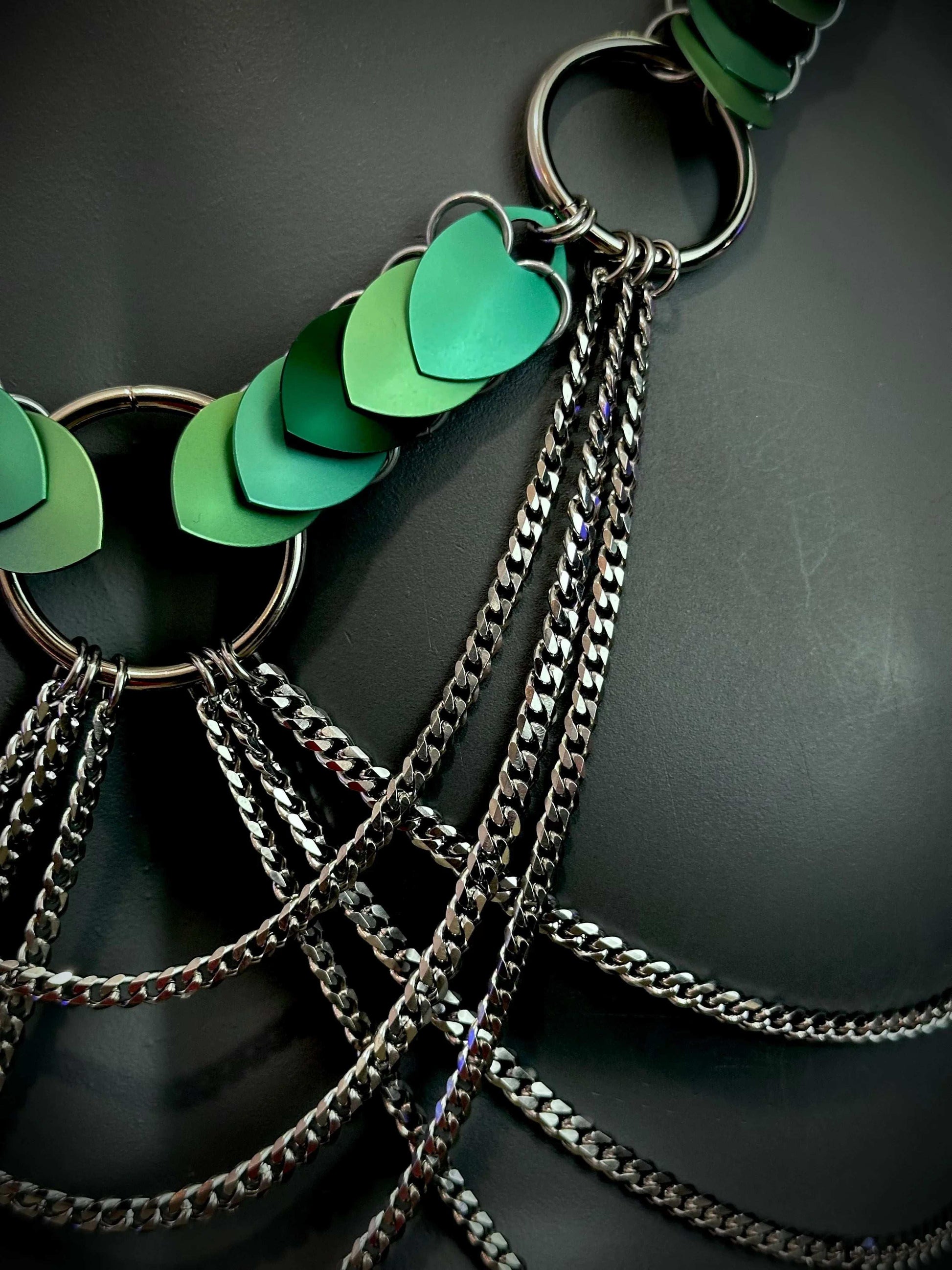 Harness mit grünen Herzen und silbernen Ketten, stylisch und verführerisch