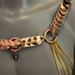 Aphrodite Desire Harness in rosébronzenem Metall mit goldenen Kettendetails, verführerisch elegant