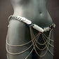 Aphrodite Desire Harness Silber Frost mit Ketten und Metallplatten am schwarzen Torso, verführerisch elegant