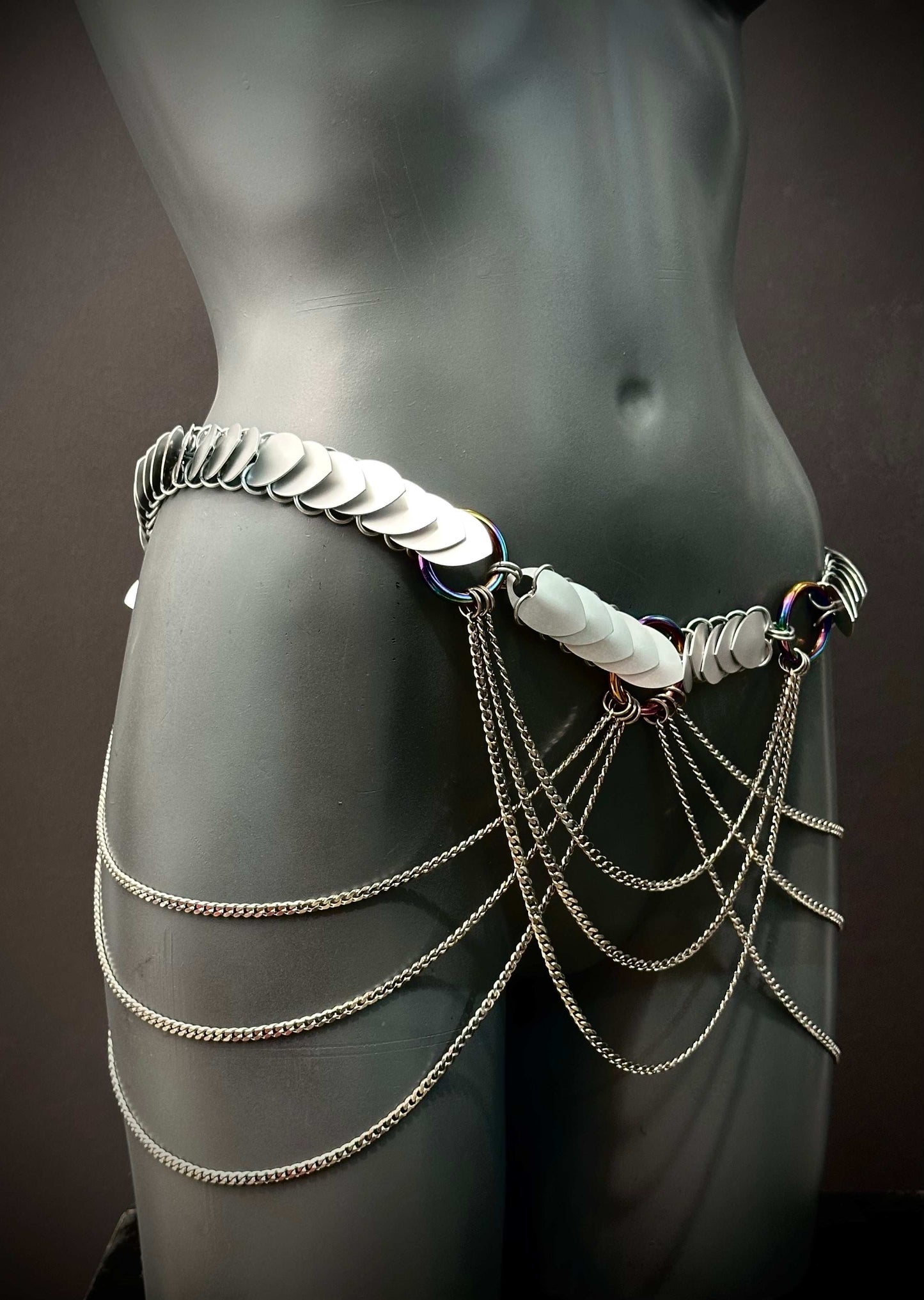 Aphrodite Desire Harness Silber Frost mit Ketten und Metallplatten am schwarzen Torso, verführerisch elegant