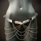 Aphrodite Desire Harness in Silver Frost mit silbernen Ketten und metallischen Akzenten, sinnlich elegant
