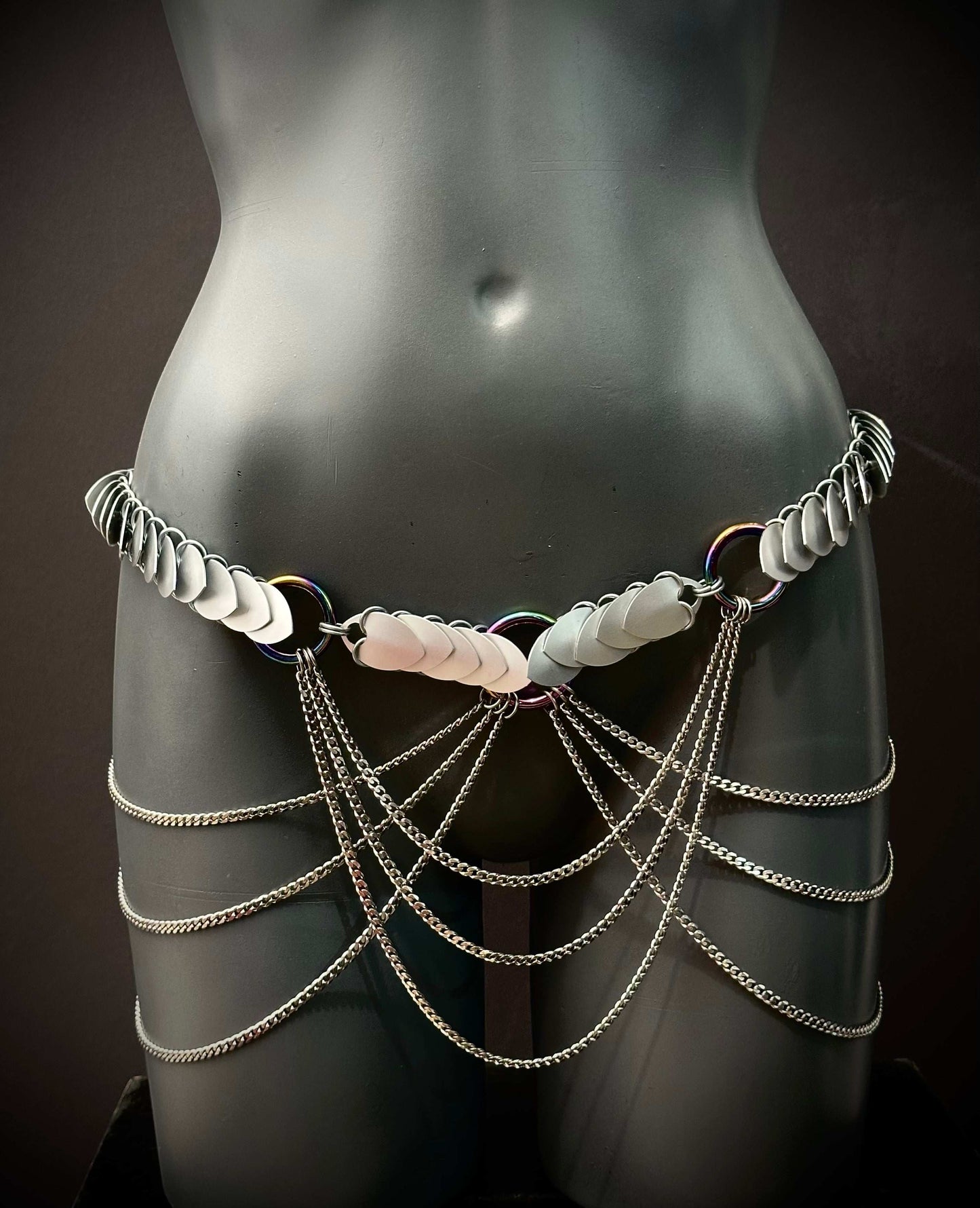 Aphrodite Desire Harness in Silver Frost mit silbernen Ketten und metallischen Akzenten, sinnlich elegant