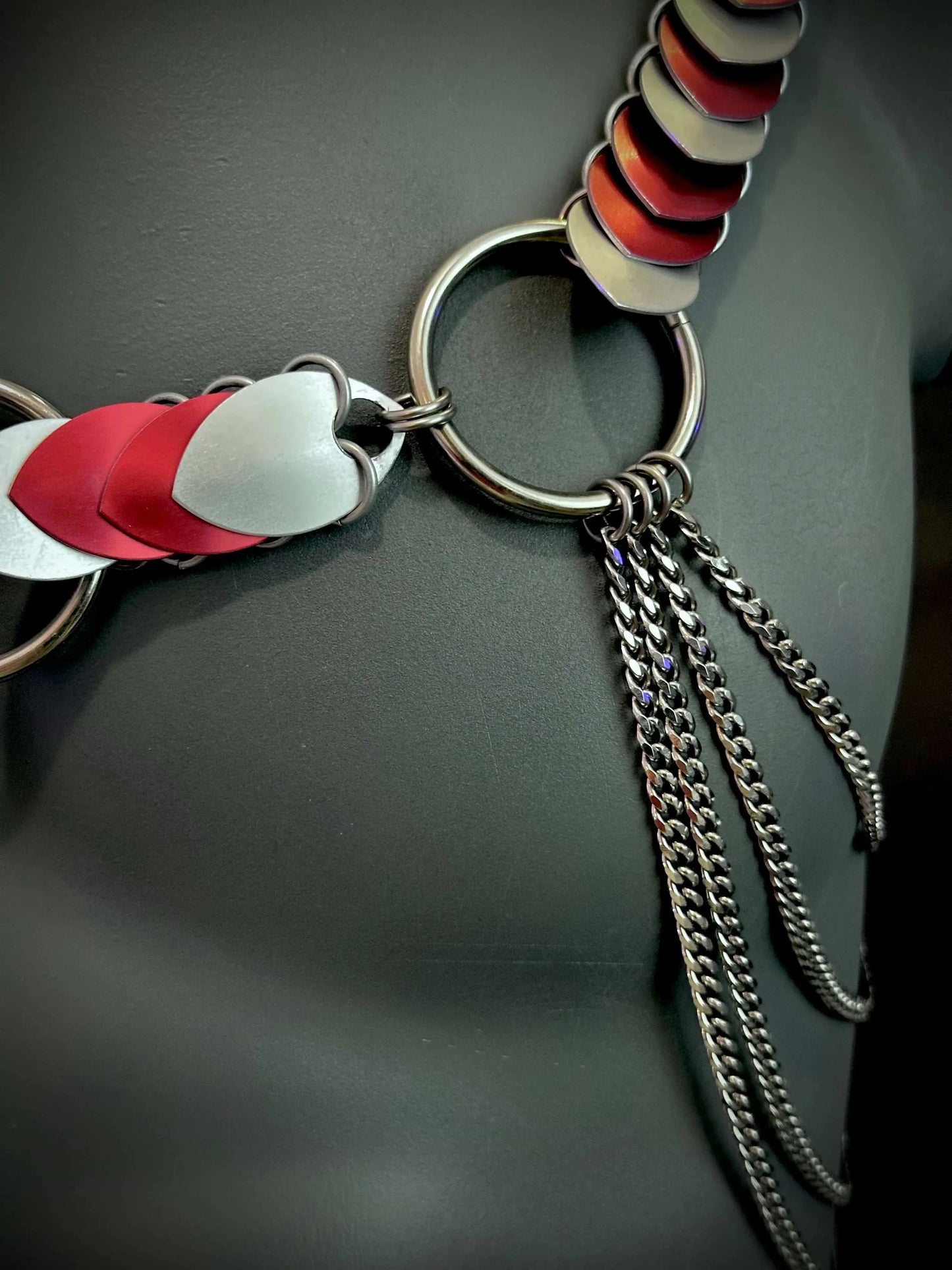 Desire Harness Silbern Rot mit Ketten am Schwarz Mannequin verführerisch und elegant