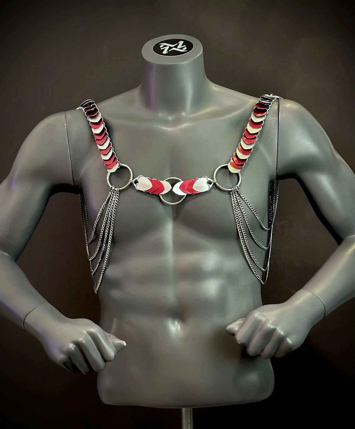 Desir Harness aus silbernen Ketten mit roten und weißen Herzen, erotisch und auffällig