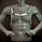 Silver glänzendes Harness mit Ketten stilvoll und kraftvoll auf dunklem Mannequin