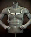 Silver glänzendes Harness mit Ketten stilvoll und kraftvoll auf dunklem Mannequin
