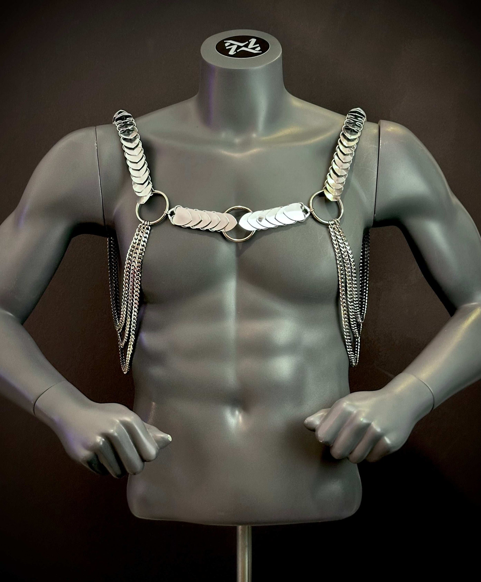 Silver glänzendes Harness mit Ketten stilvoll und kraftvoll auf dunklem Mannequin