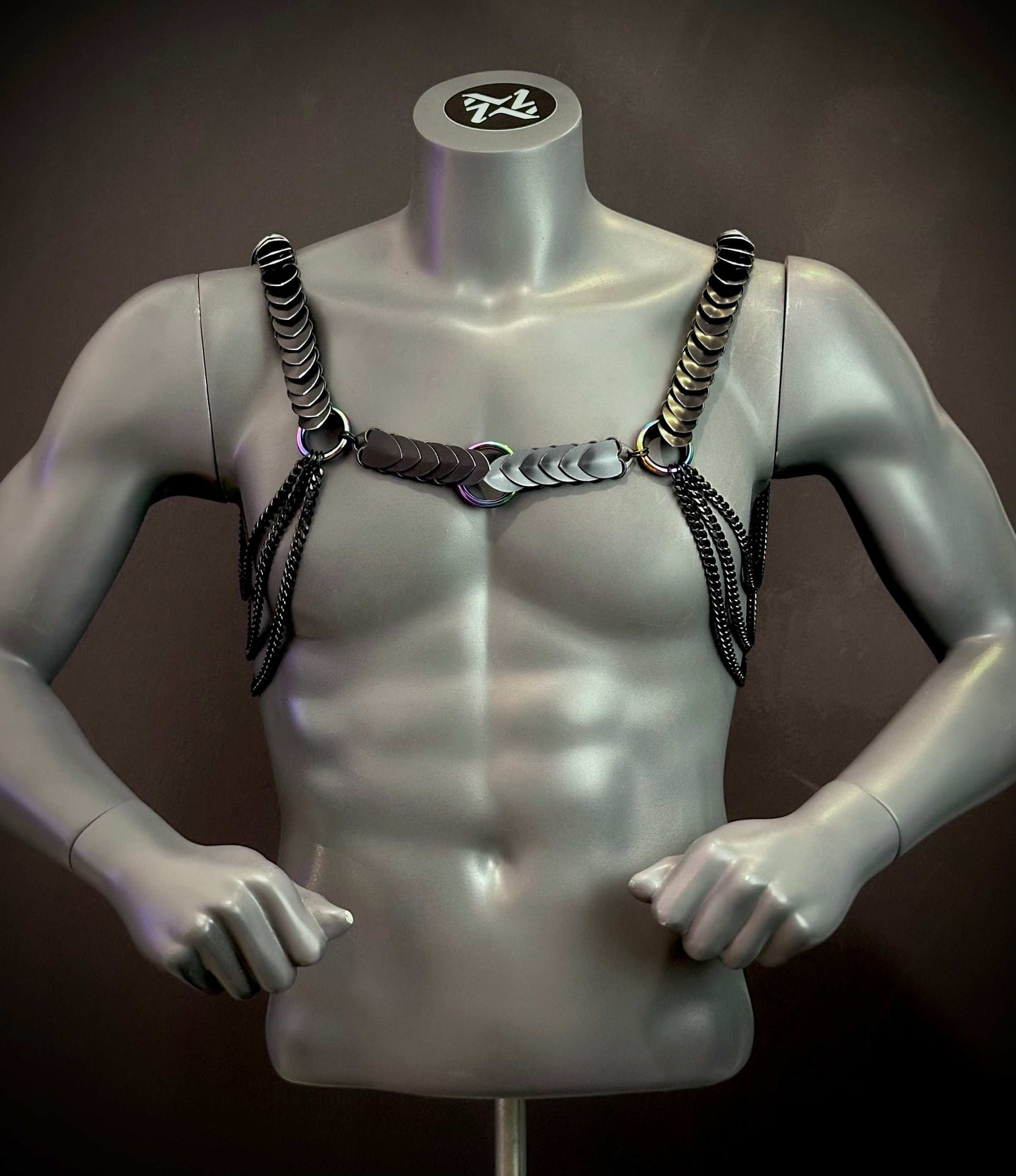 schwarzer Desire Harness aus Leder und Metall mit Ketten für Männer, maskulin und kraftvoll