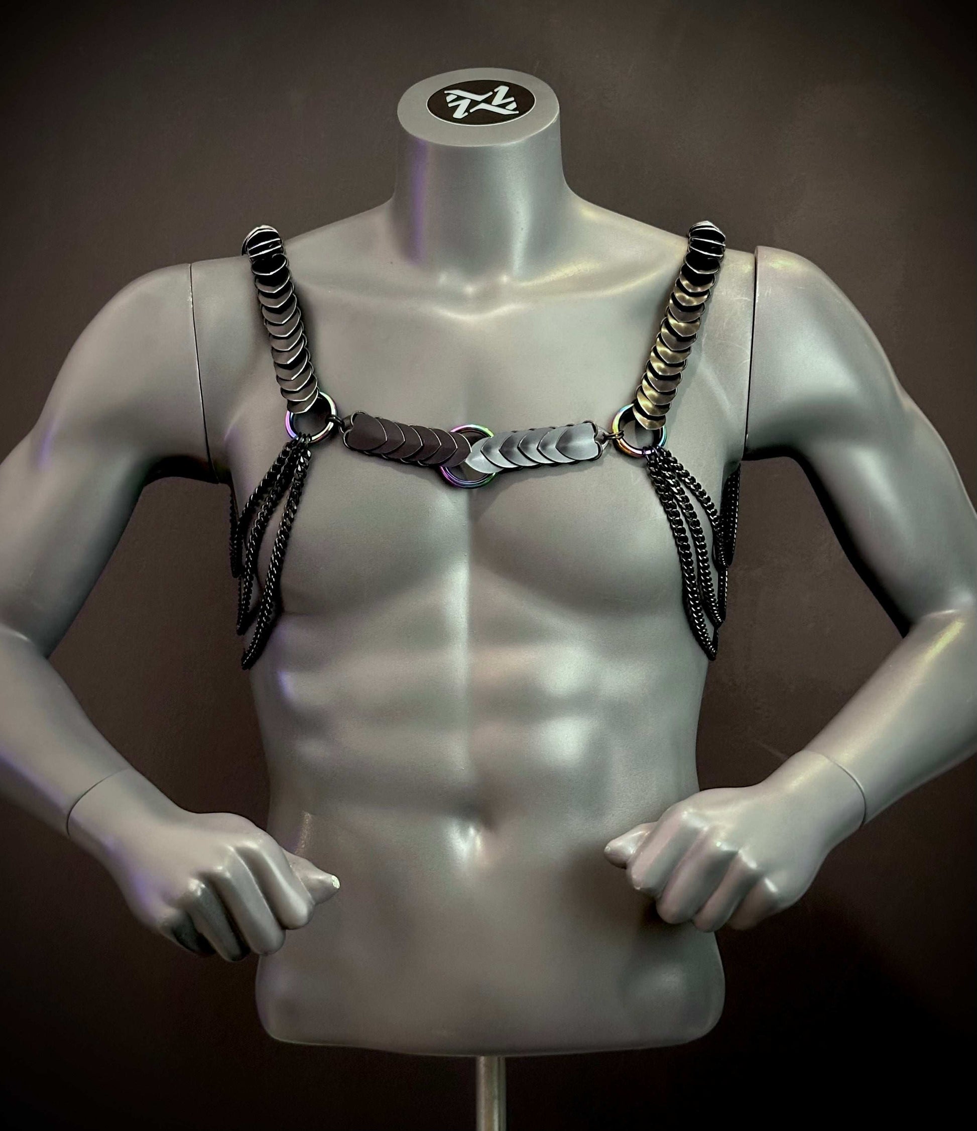 schwarzer Desire Harness aus Leder und Metall mit Ketten für Männer, maskulin und kraftvoll