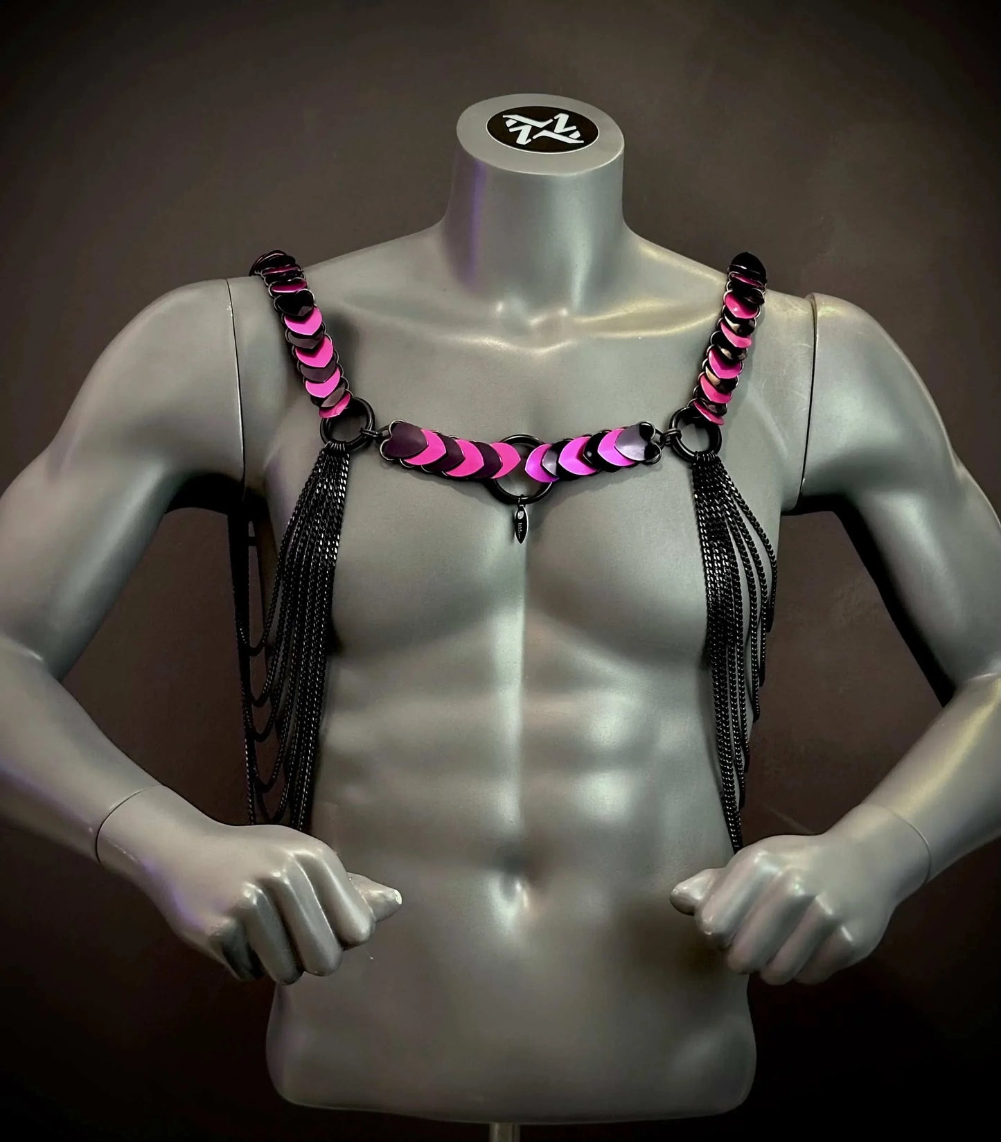 Brust Harness schwarz-pink mit Herz-Details und Ketten, kraftvoll und verführerisch
