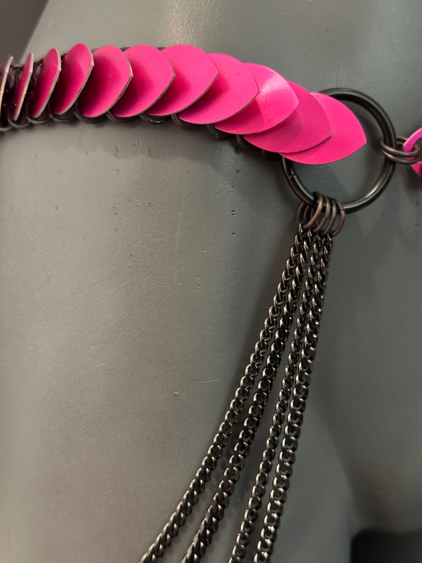Aphrodite Desire Harness pink und schwarz mit glänzenden Ketten, verführerisch und elegant