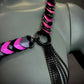 Schwarzes und pinkes Desire Harness mit Herzmotiven und Kettendetails am Körper, verführerisch