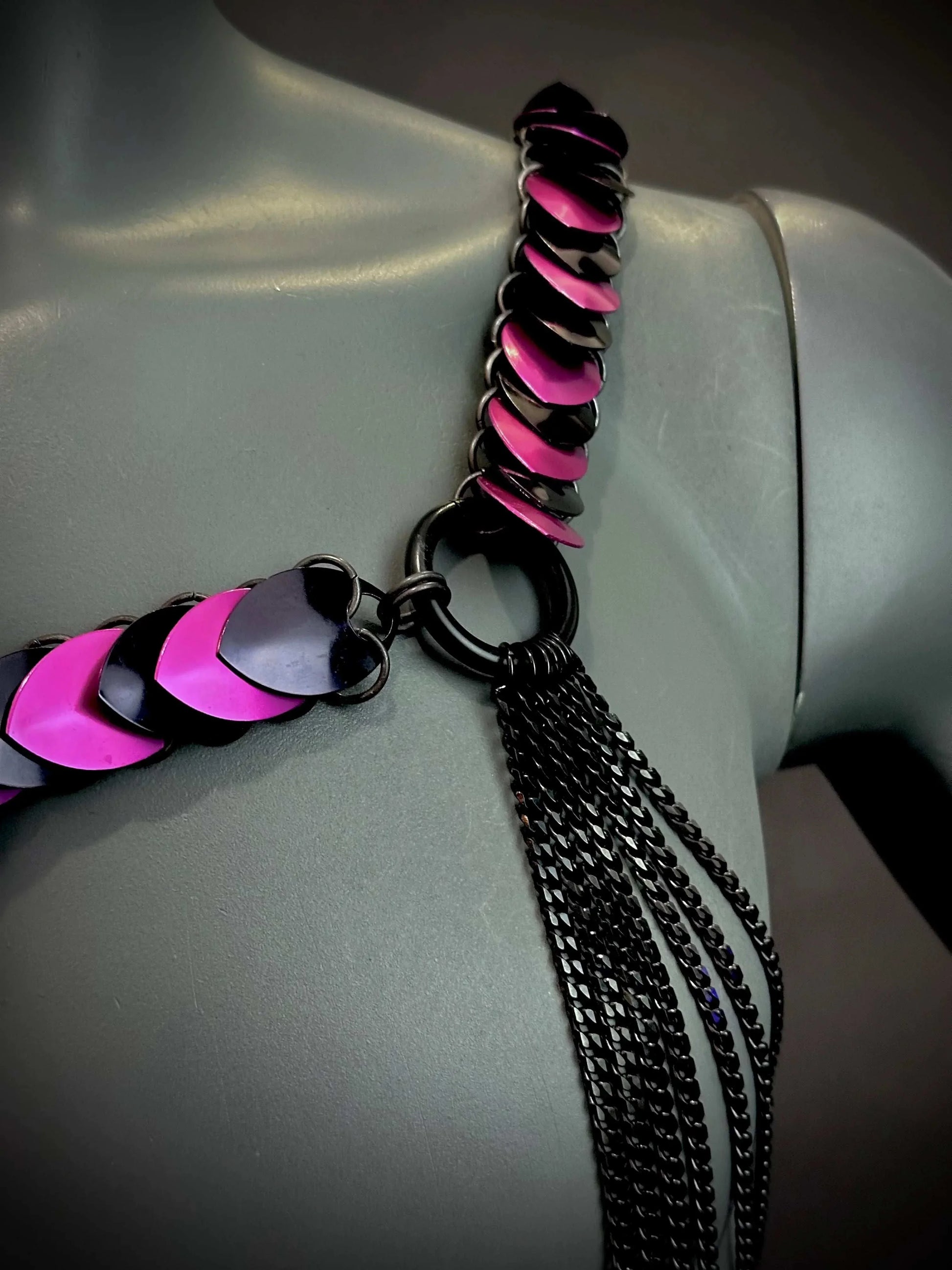 Schwarzes und pinkes Desire Harness mit Herzmotiven und Kettendetails am Körper, verführerisch
