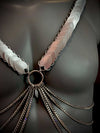 Ariv Harness aus Metall in Frost-Farbe mit Ketten, moderner Stil, kraftvolle Ausstrahlung