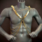 Männer Body Harness goldfarben mit glänzenden Schuppen und Ketten, stilvoll und selbstbewusst
