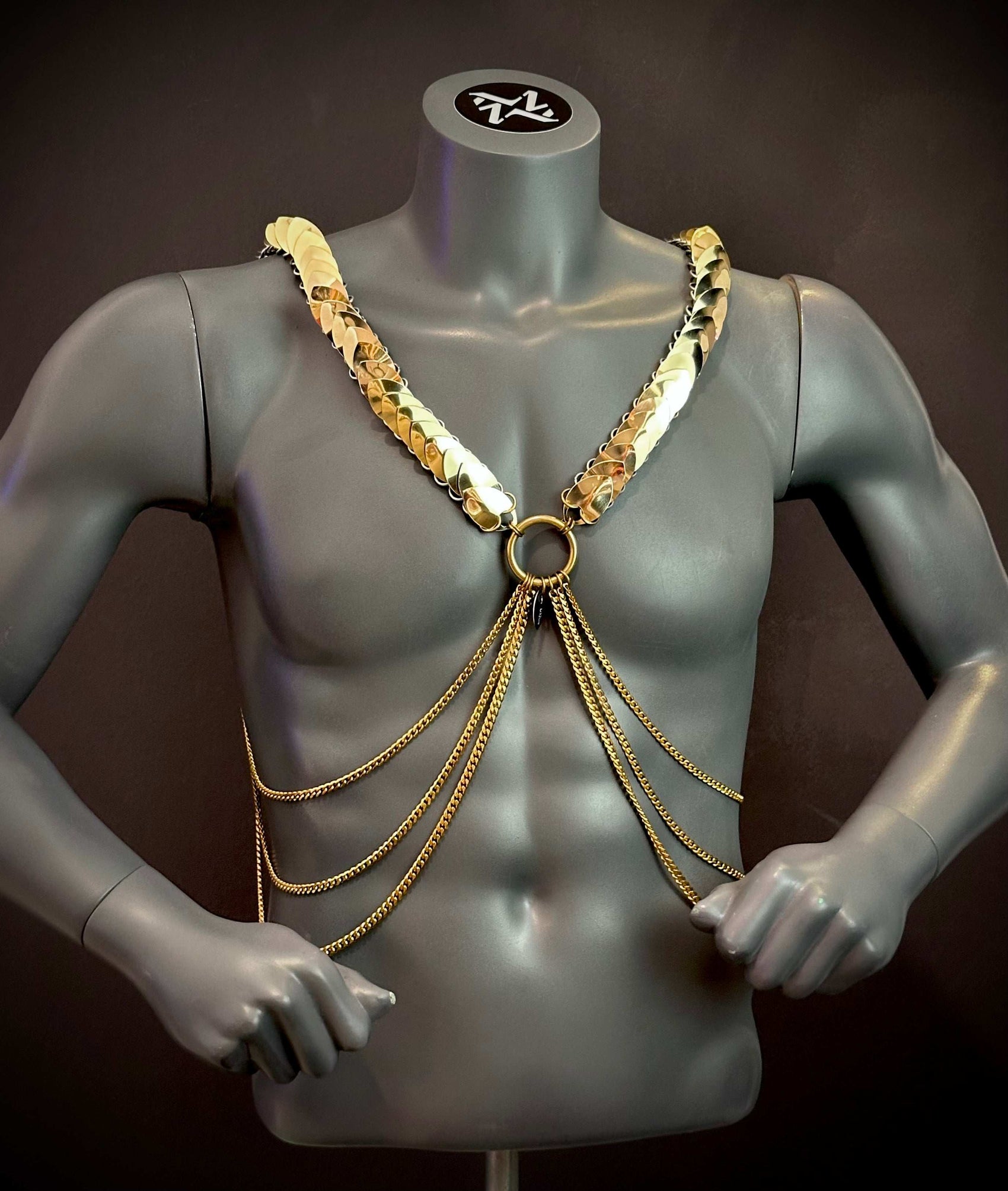 Männer Body Harness goldfarben mit glänzenden Schuppen und Ketten, stilvoll und selbstbewusst