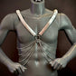 Ariv Harness silber frost mit Ketten im modernen Design vermittelt Stil und Selbstbewusstsein