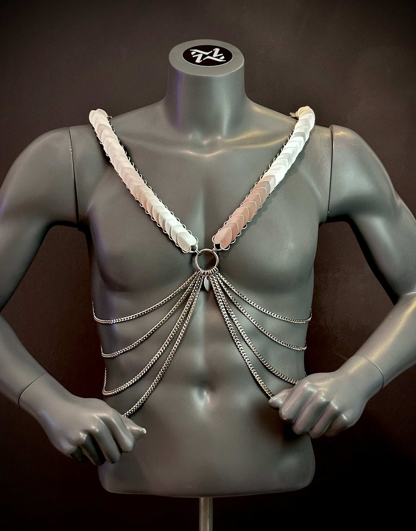 Ariv Harness silber frost mit Ketten im modernen Design vermittelt Stil und Selbstbewusstsein