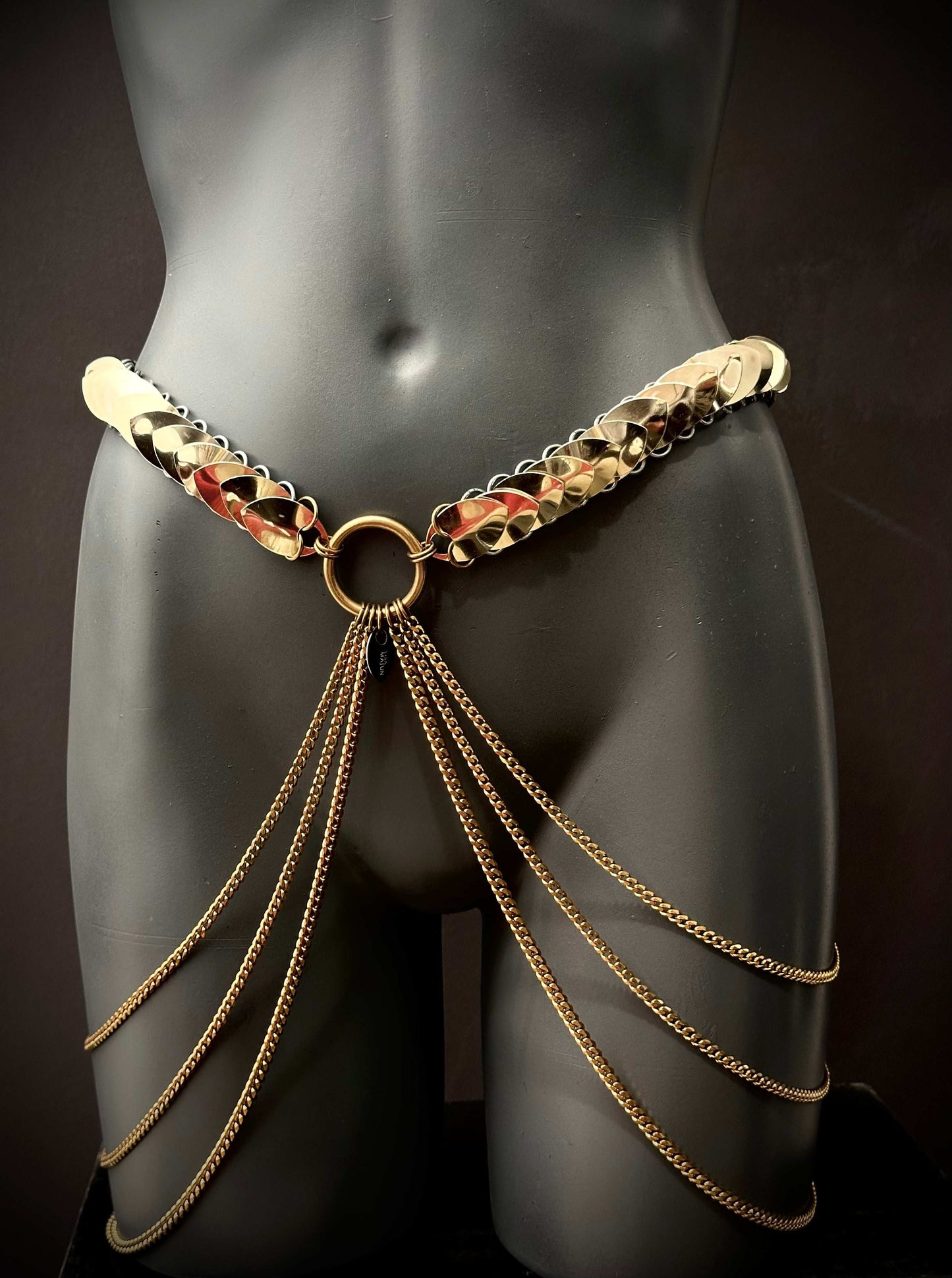 Ariv Harness Gürtel gold glänzend mit Ketten am schwarzen Modell elegant und verführerisch