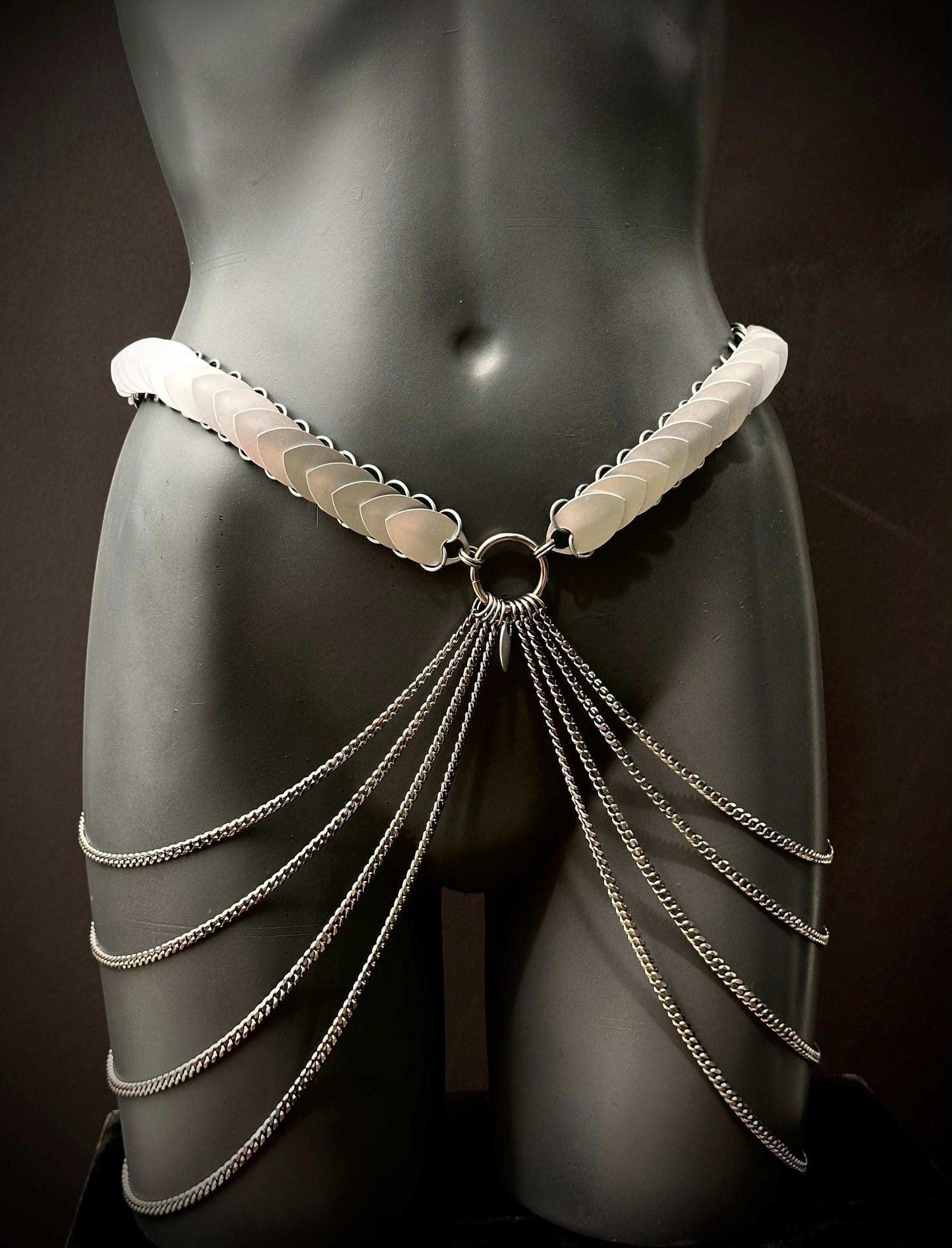 Ariv Harness Gürtel silberne Ketten und Metallplatten, moderner Stil, kraftvoll und selbstbewusst