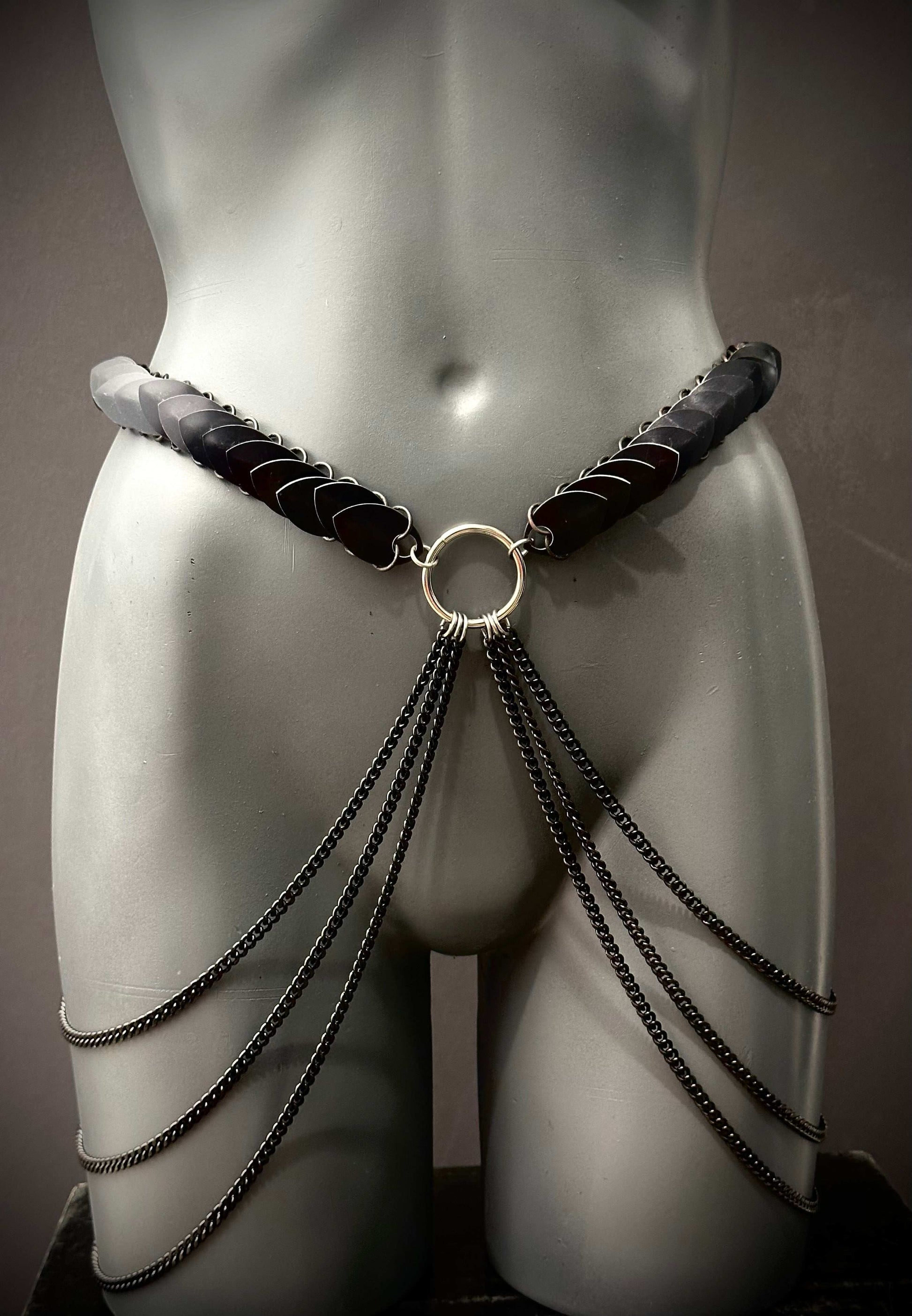 Ariv Harness Gürtel schwarz mit Ketten und Metallringen, modisch und kraftvoll