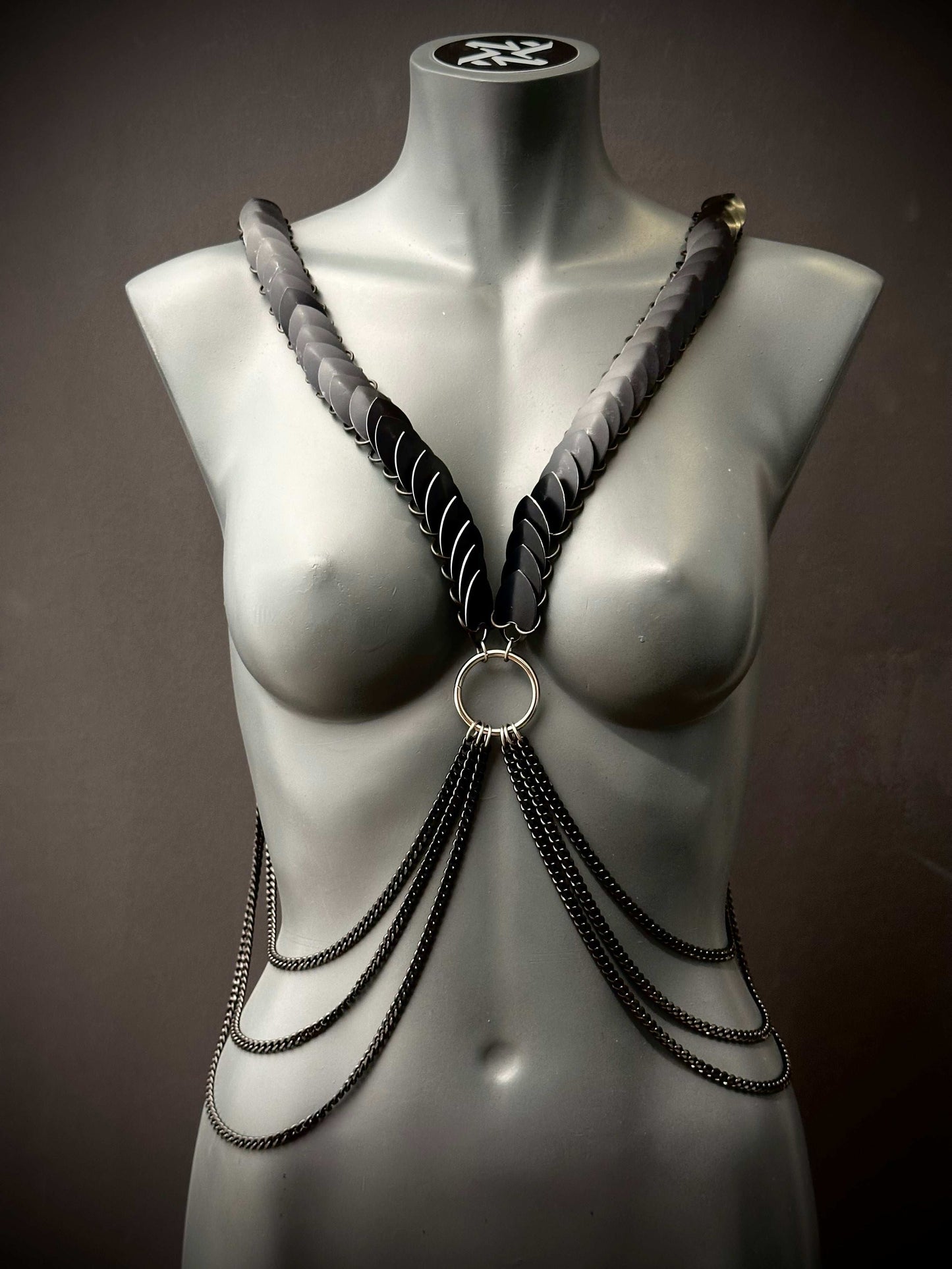 Ariv Harness schwarzer Body Harness mit Ketten und matten Schuppen, modern und stark