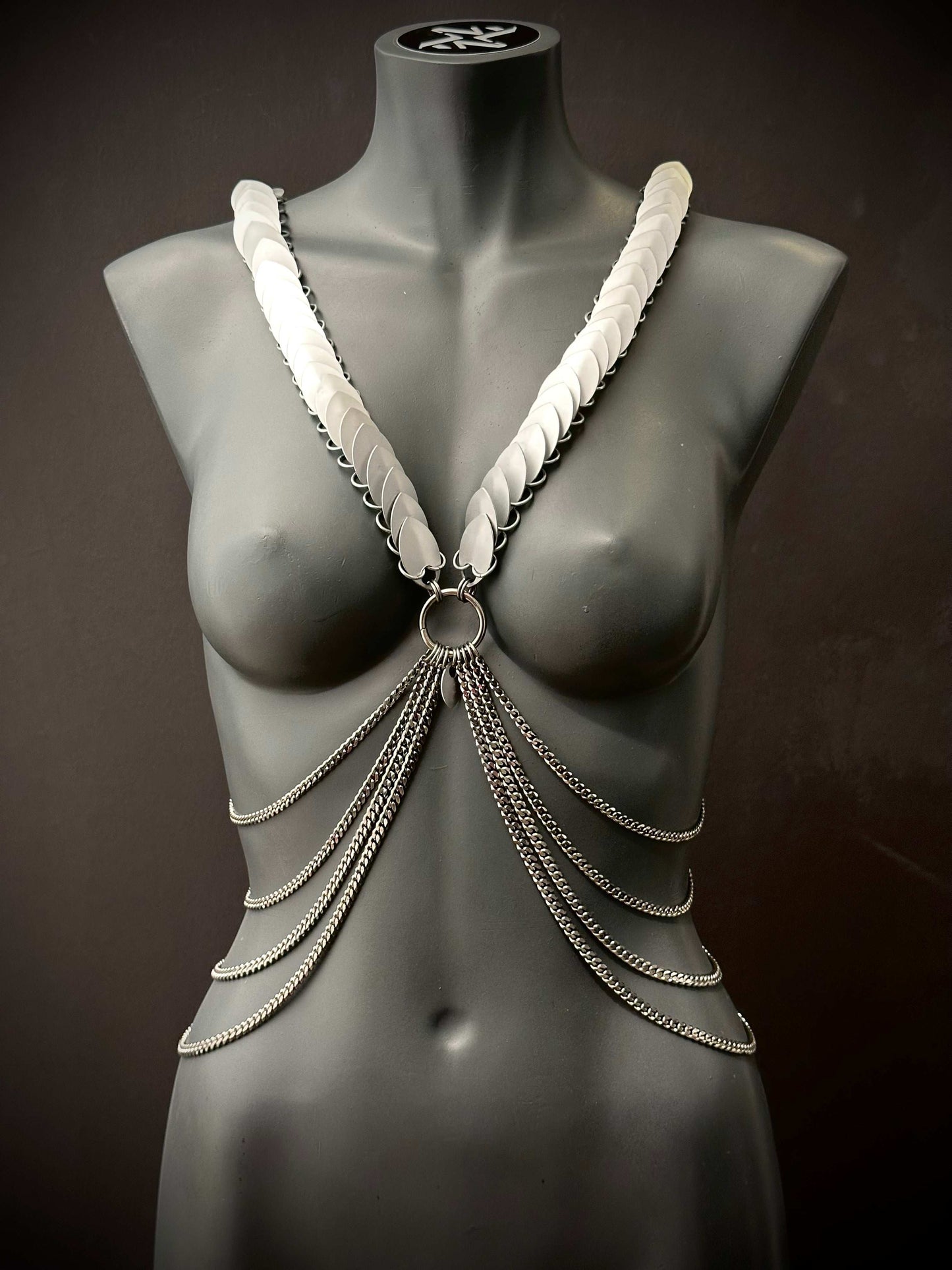 Ariv Harness silberfarbene Ketten und Platten Design, eleganter Schmuck, kraftvolle Ausstrahlung