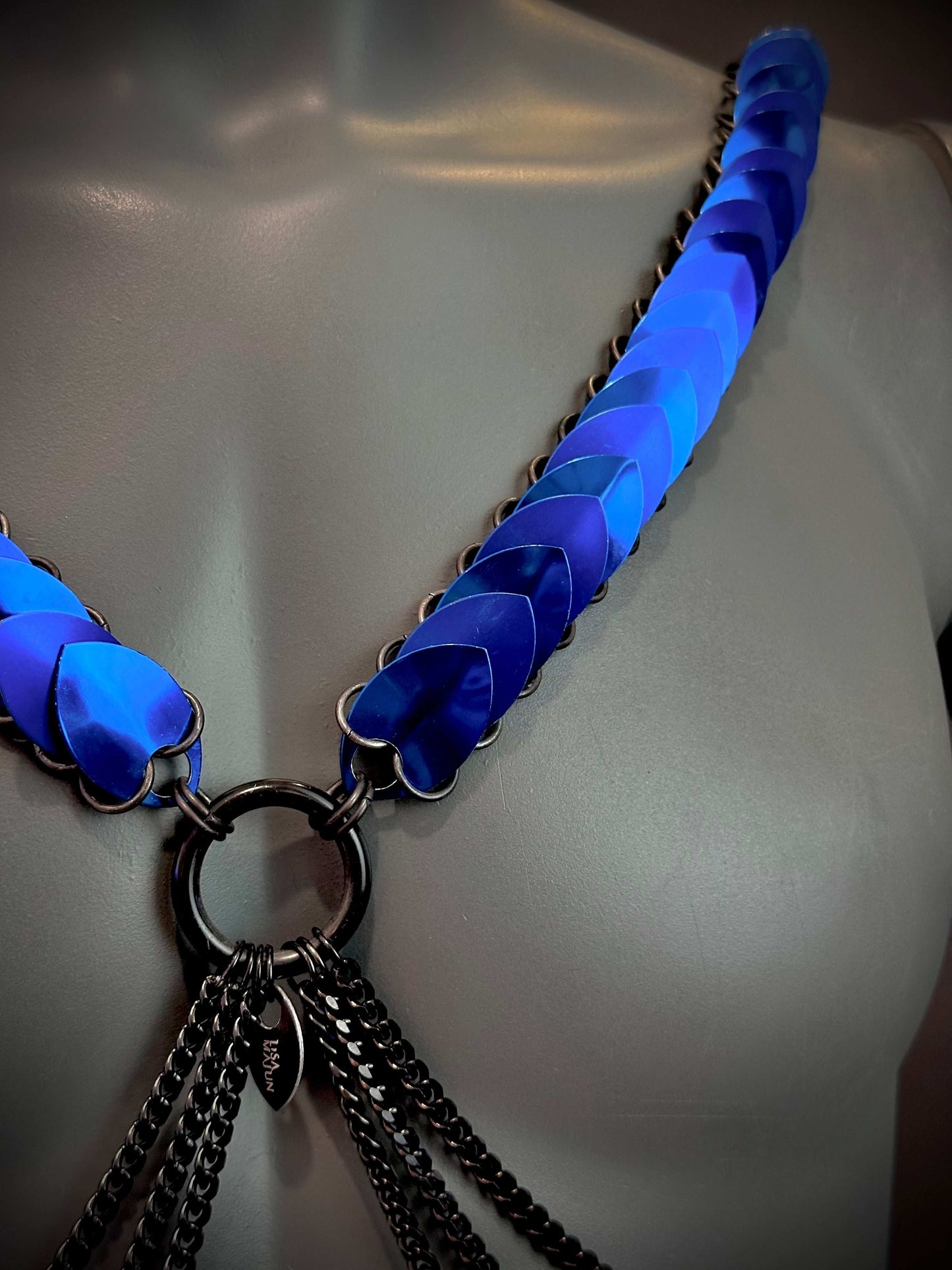 Ariv Harness Blau mit Metallringen und Ketten, stilvoll und kraftvoll