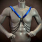 Herren Ariv Harness in Blau mit schwarzen Ketten, moderner Stil, selbstbewusste Ausstrahlung