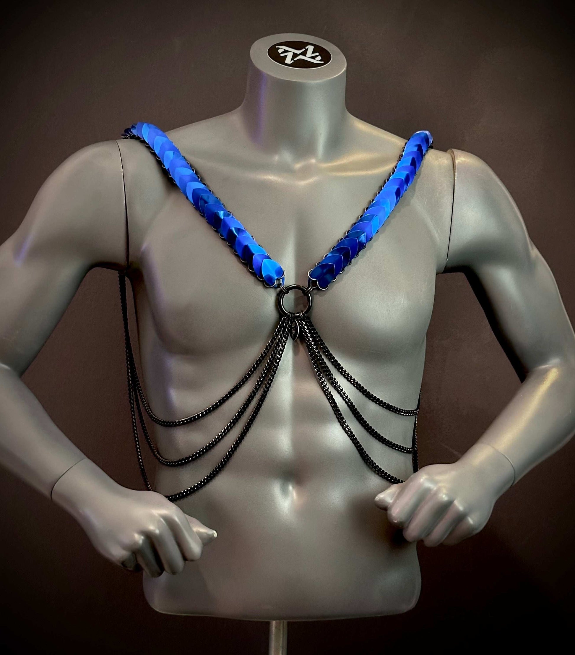 Herren Ariv Harness in Blau mit schwarzen Ketten, moderner Stil, selbstbewusste Ausstrahlung