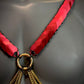 Armband Harness rot mit goldenen Ketten und glänzendem Ring, mutig und elegant