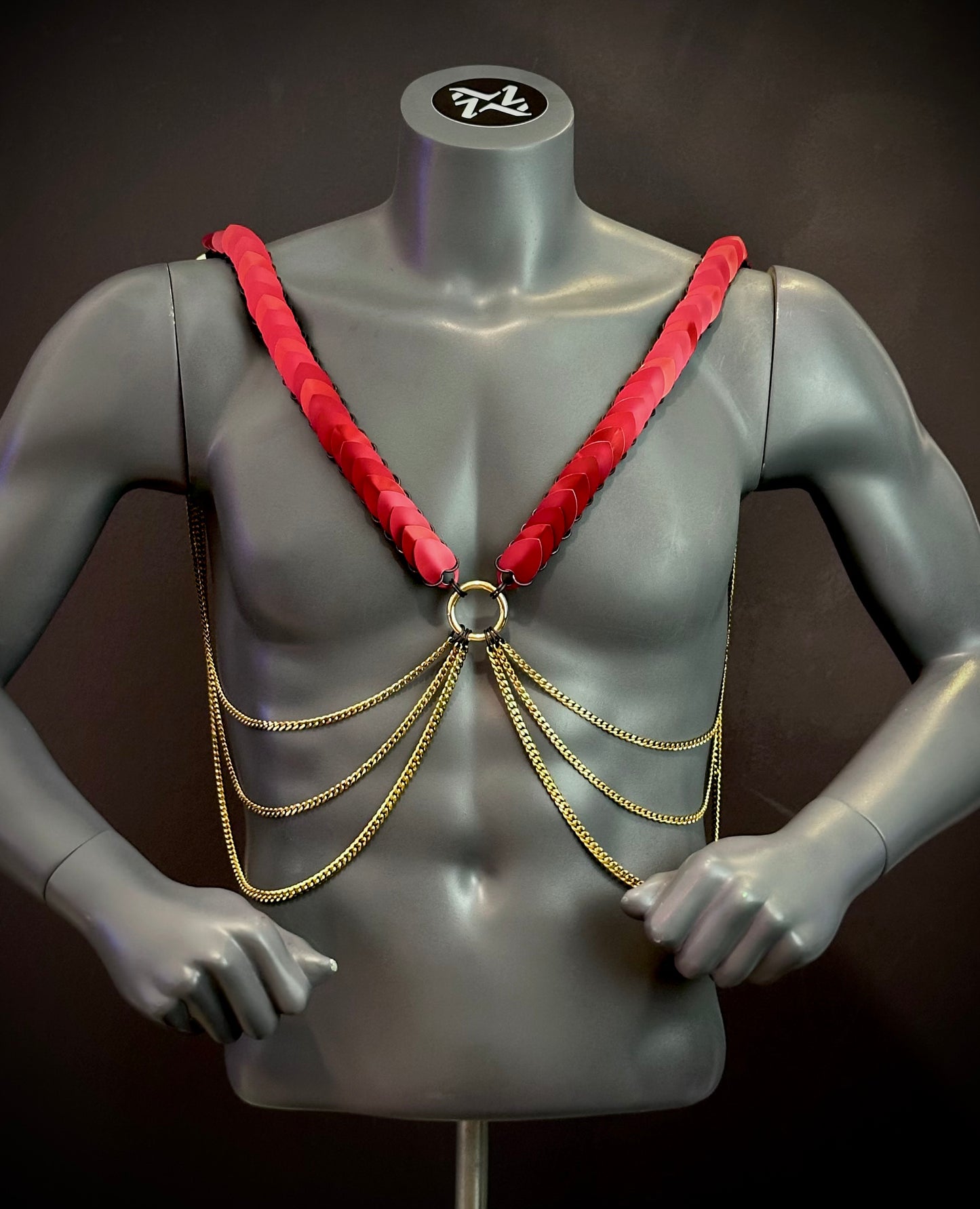 Herren Armband Harness in Gold mit roten Akzenten, moderner Stil, kraftvoll und selbstbewusst