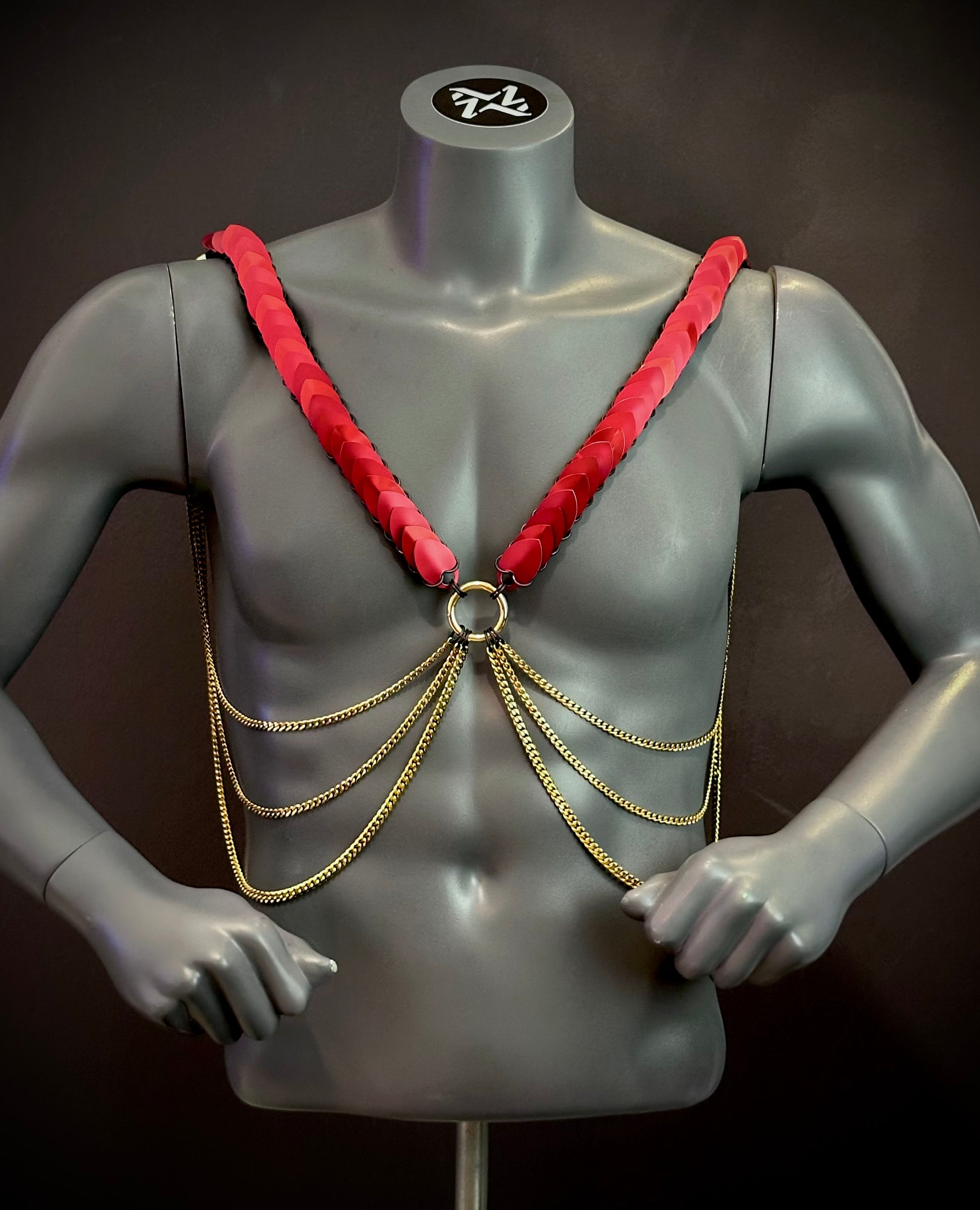 Herren Armband Harness in Gold mit roten Akzenten, moderner Stil, kraftvoll und selbstbewusst