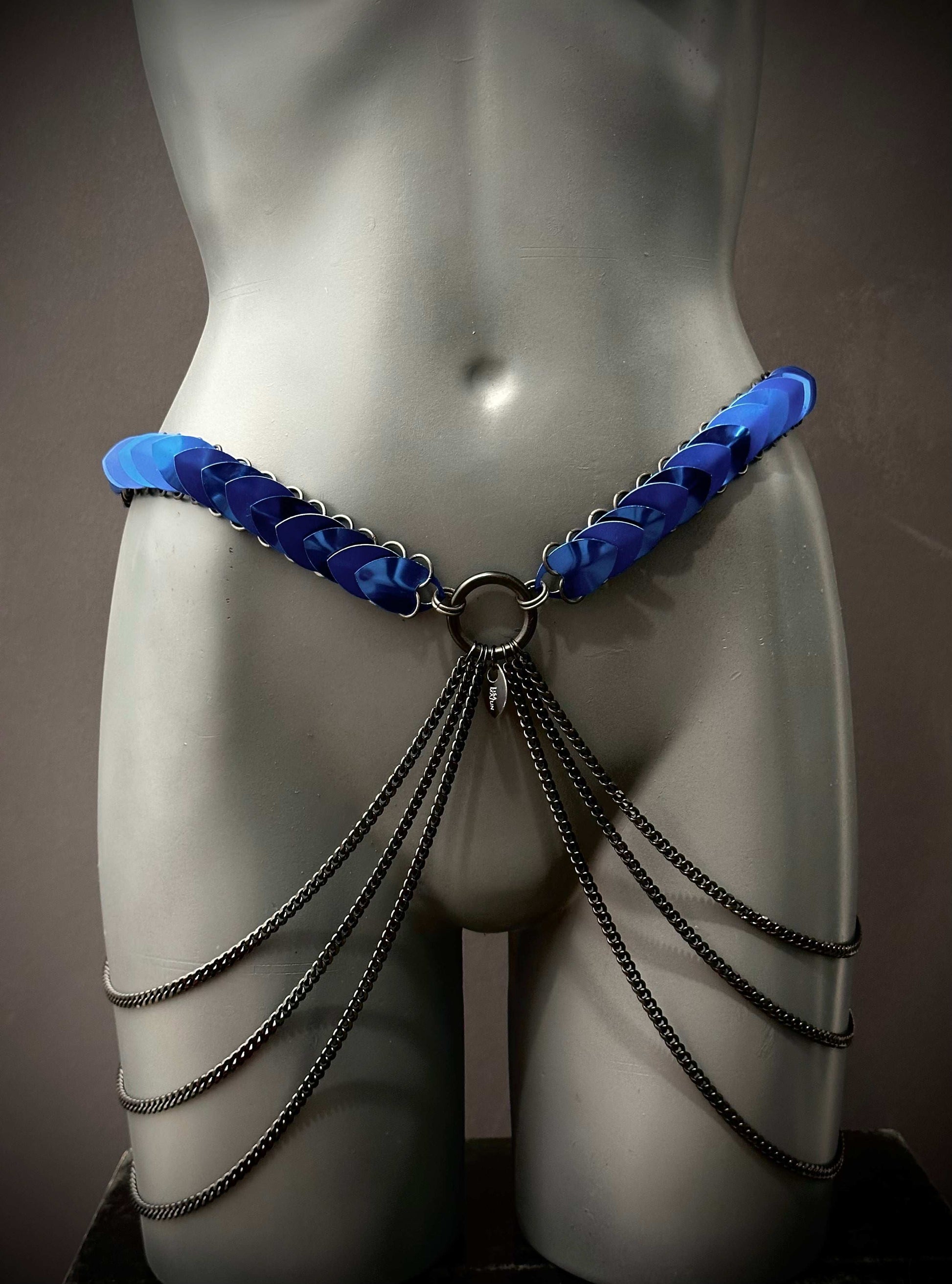 Ariv-Hüftgürtel in Blau mit Metallketten, modernes Styling, kraftvoll und selbstbewusst